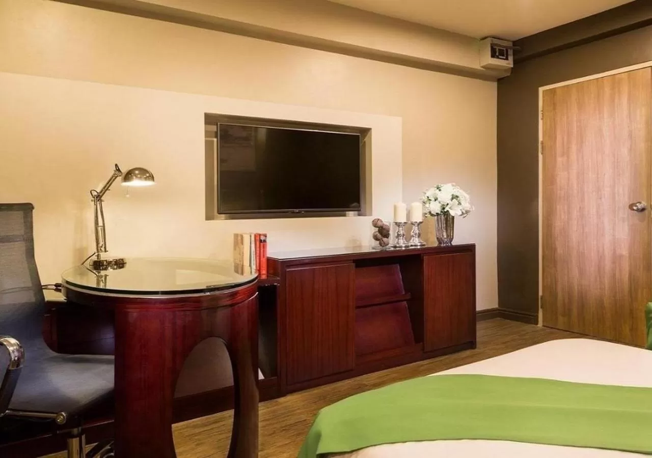 TV and multimedia, Bed in Ratchada Point Hotel