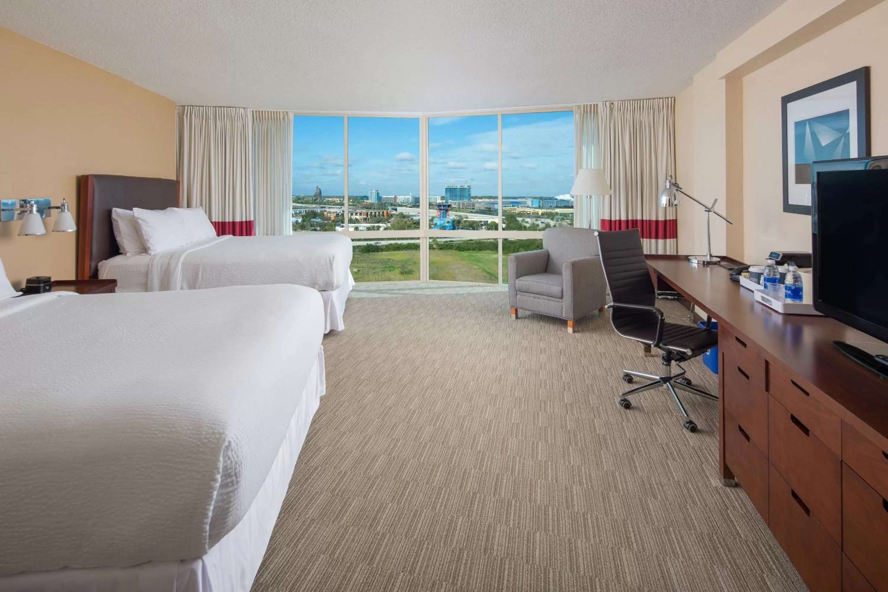 Photo of the whole room, Bed in Four Points by Sheraton Orlando International Drive
