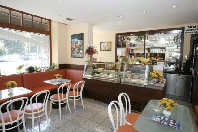 Restaurant/places to eat in Hotel Saloon