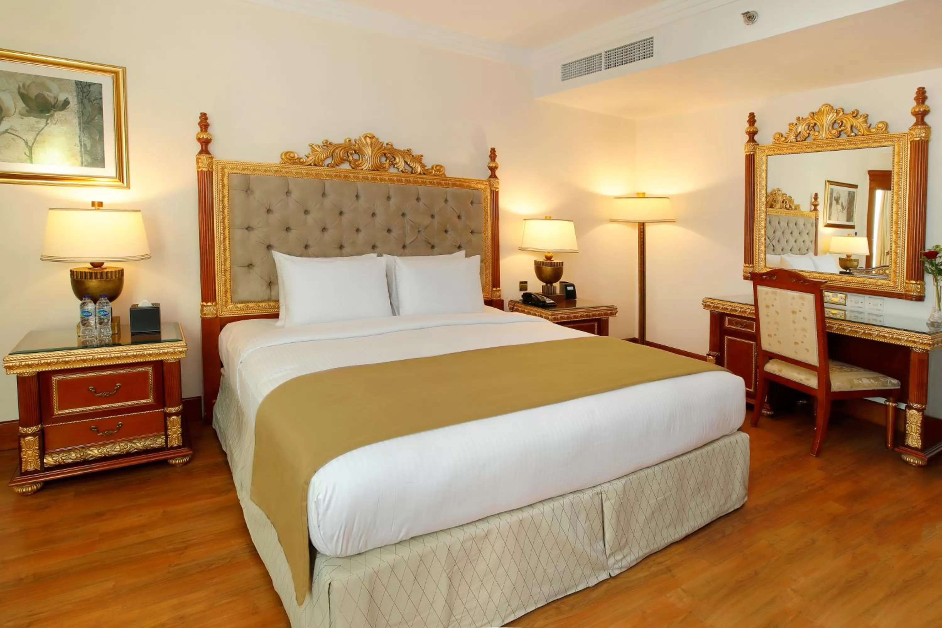 Bedroom, Bed in Sunday Hotel Holiday international Dubai