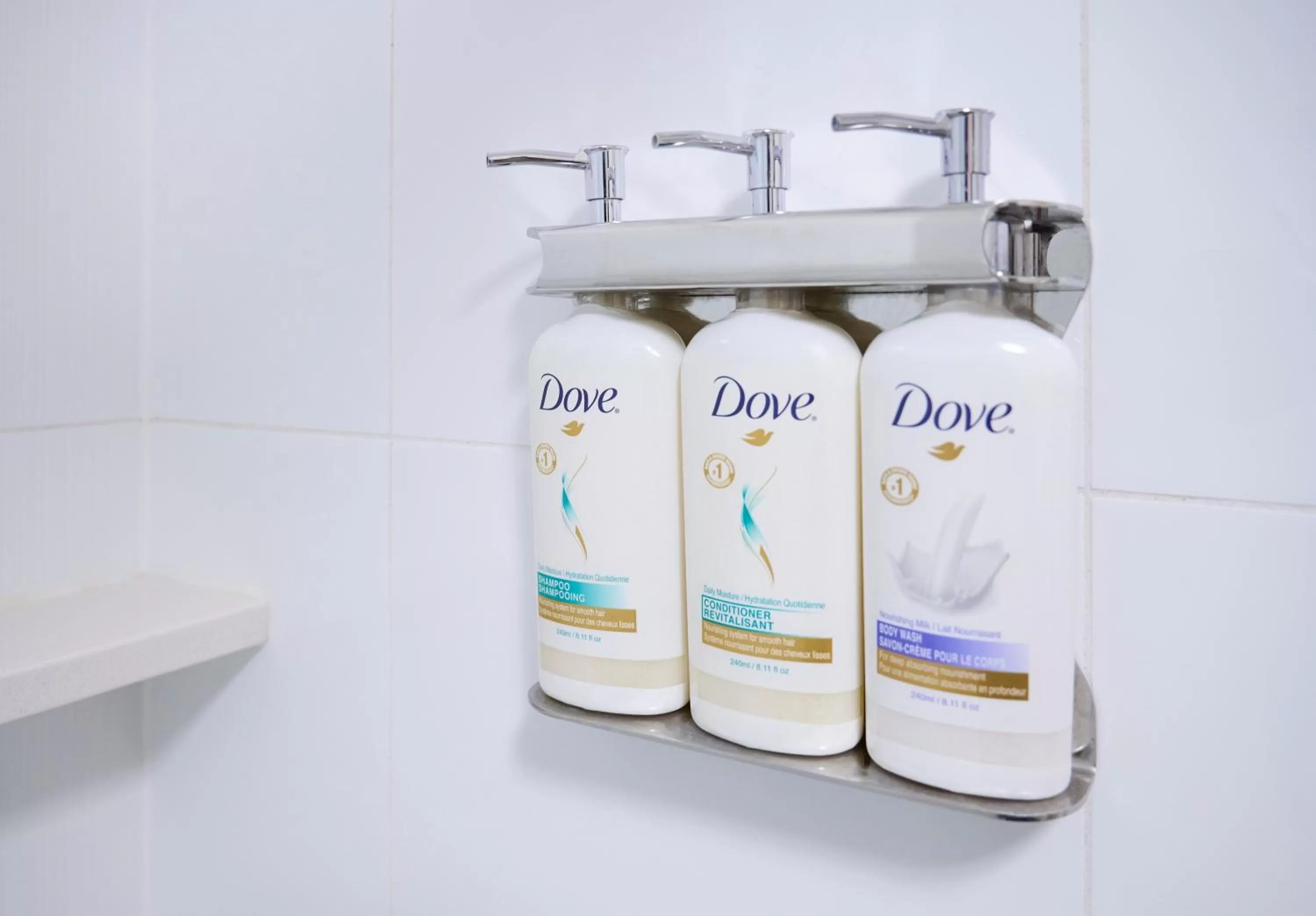 King Room - Mobility Access Tub - Non-Smoking in Holiday Inn Express & Suites - Brantford, an IHG Hotel