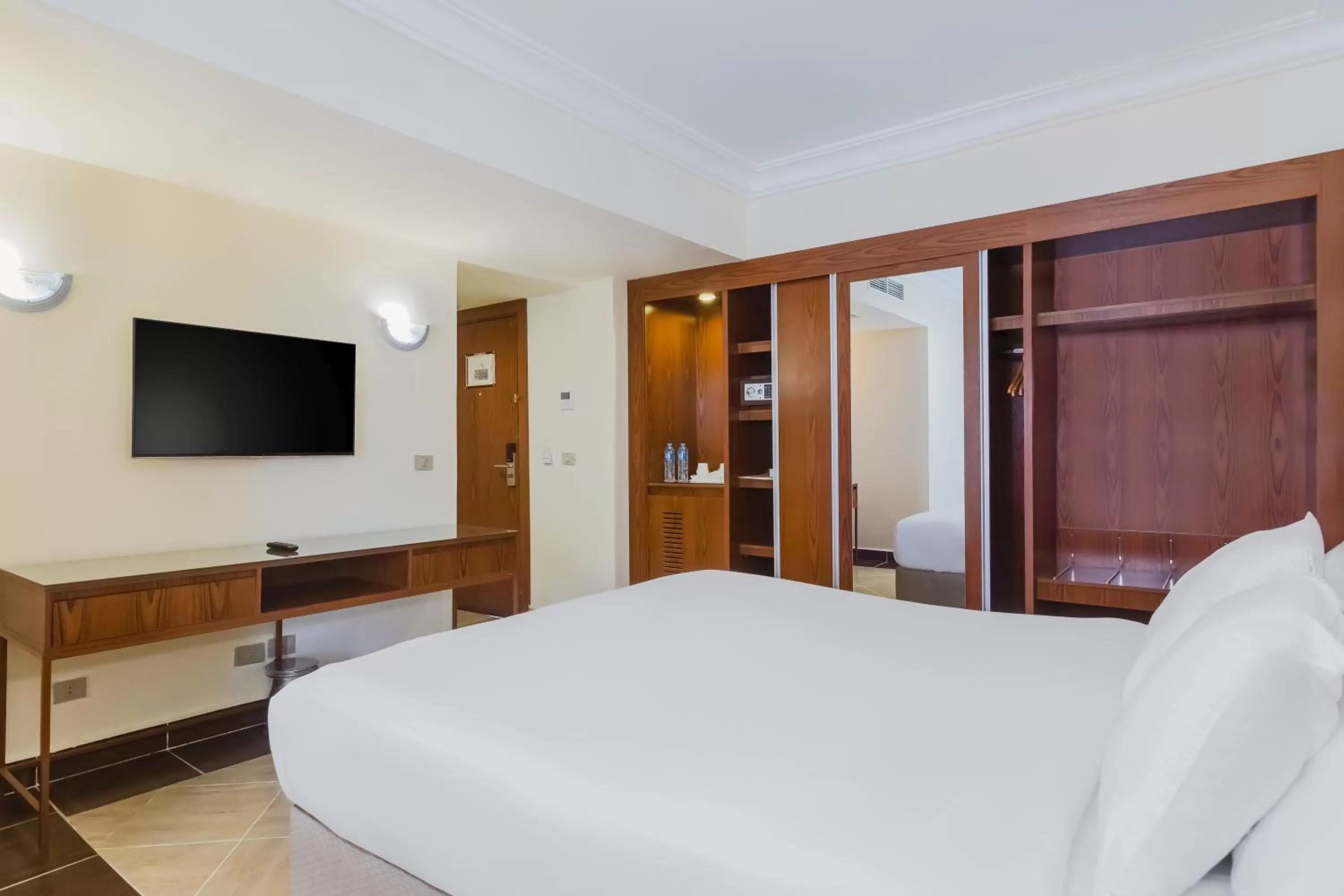 Bedroom, Bed in Pickalbatros Jungle Aqua Park - Neverland Hurghada