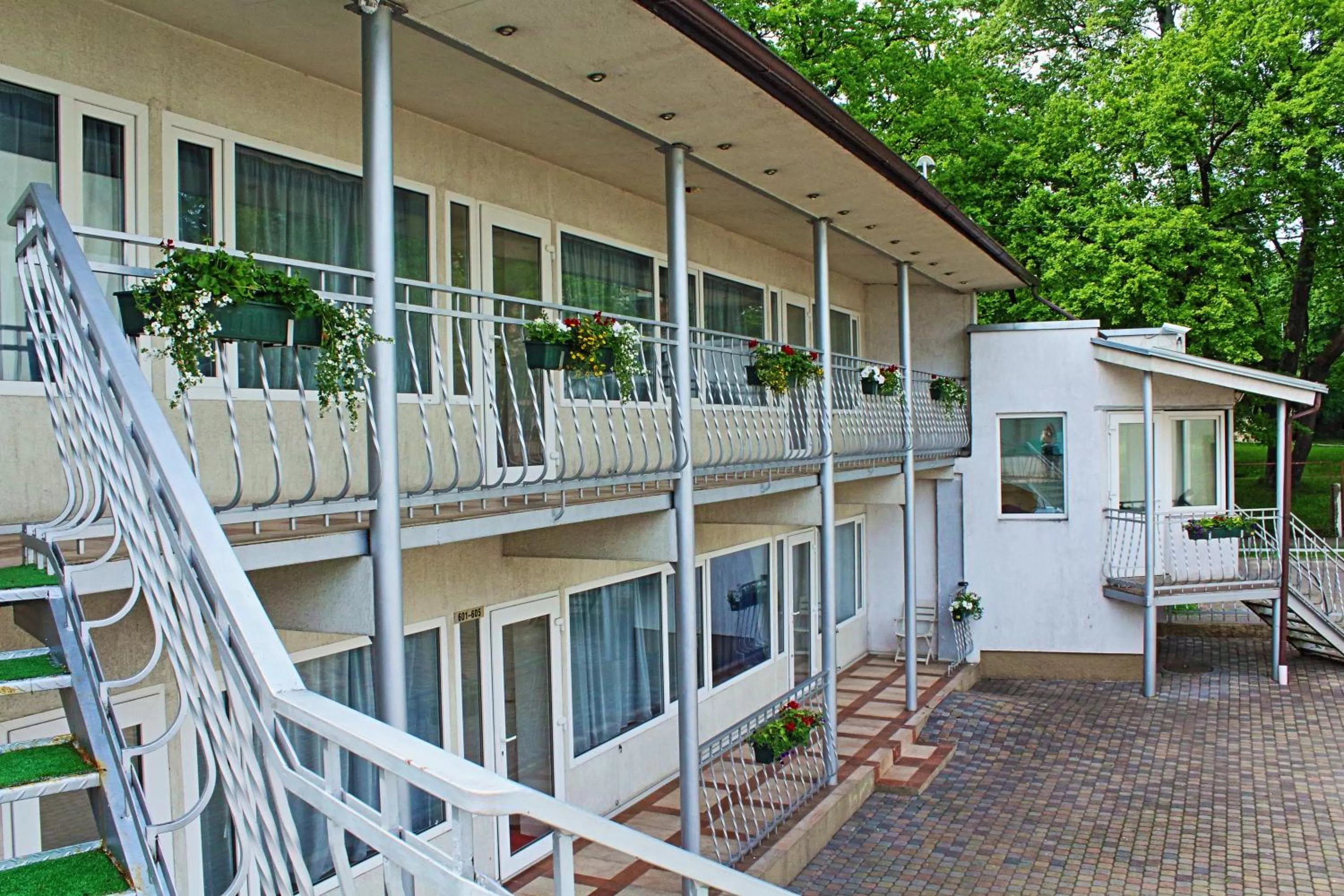 Facade/entrance in NB Hotel with Free Parking