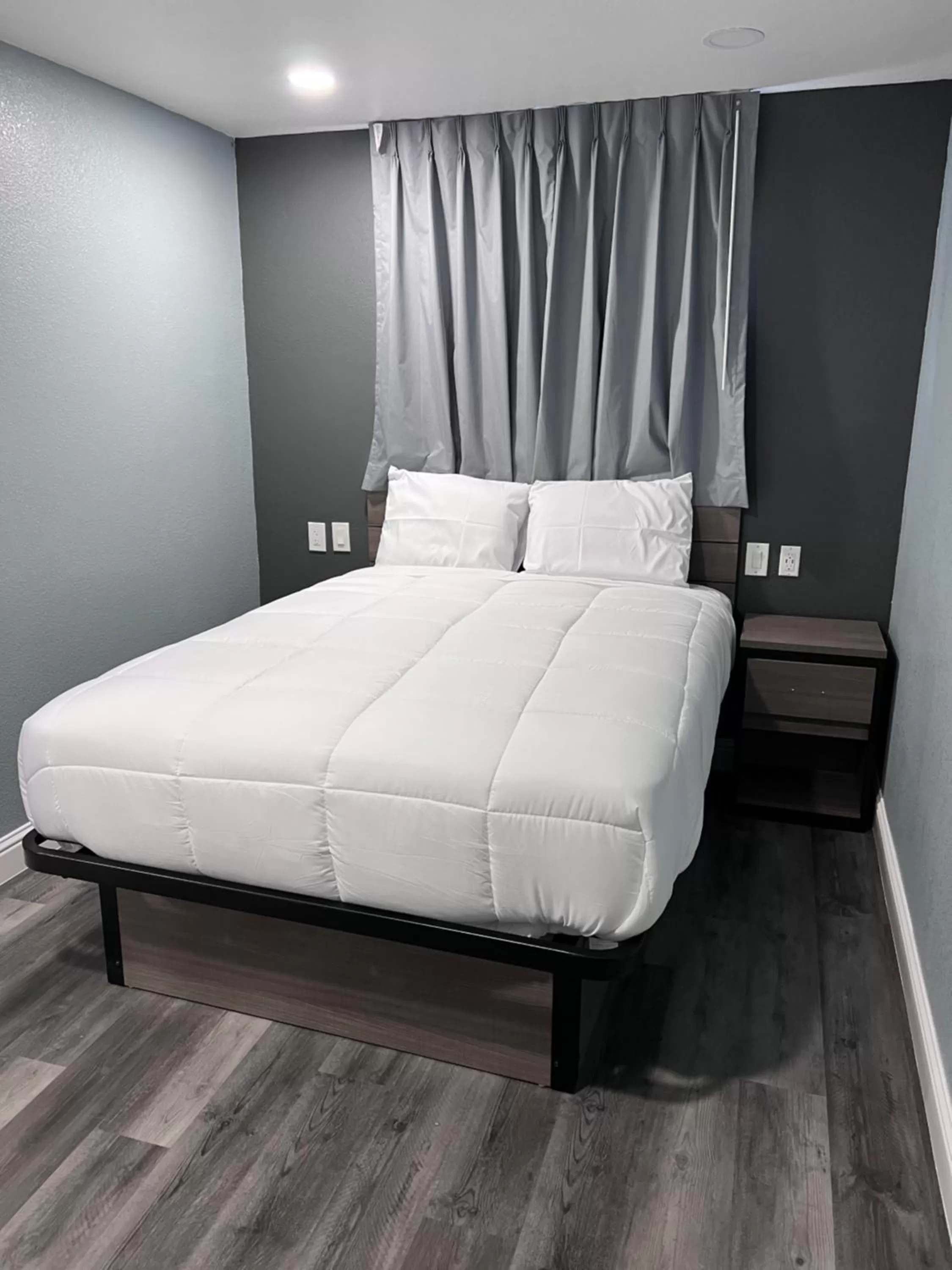 Bed in Surf City Inn & Suites