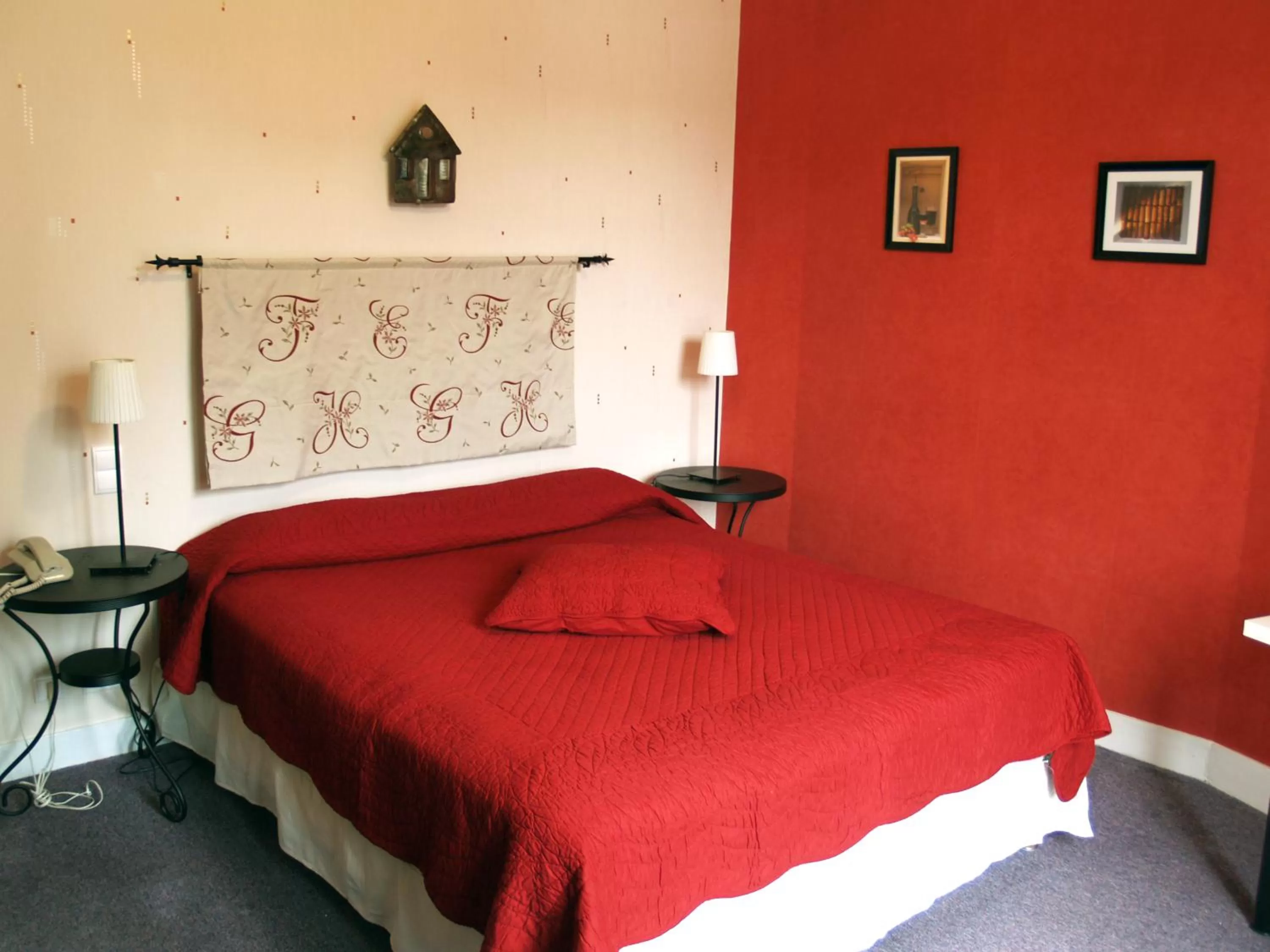 Photo of the whole room in Hôtel Central