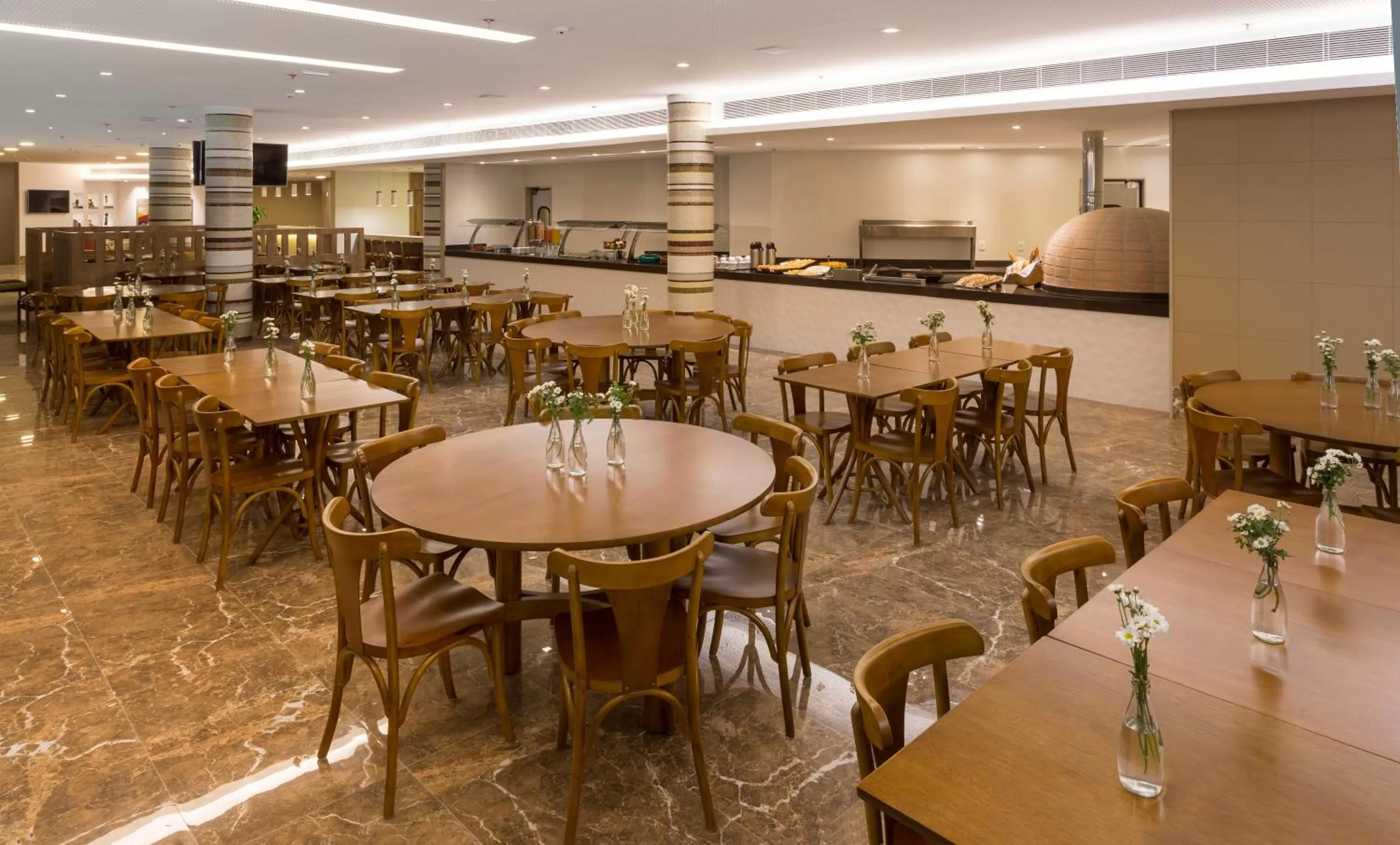 Restaurant/places to eat in Sleep Inn Praia do Canto