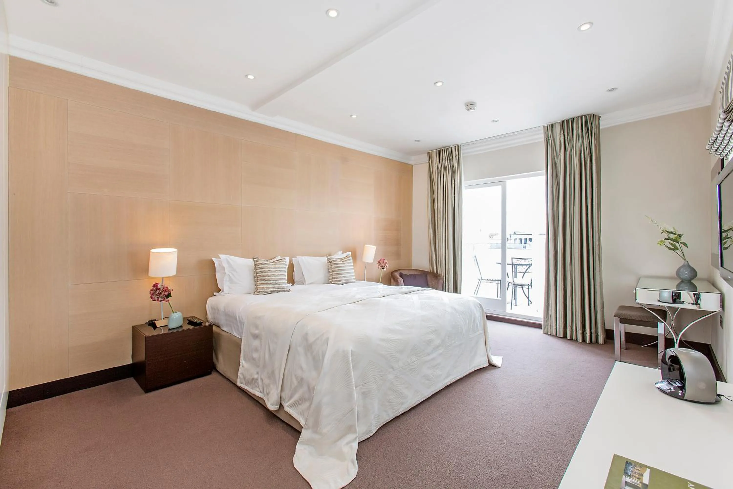 Bedroom, Bed in 130 Queen's Gate Apartments