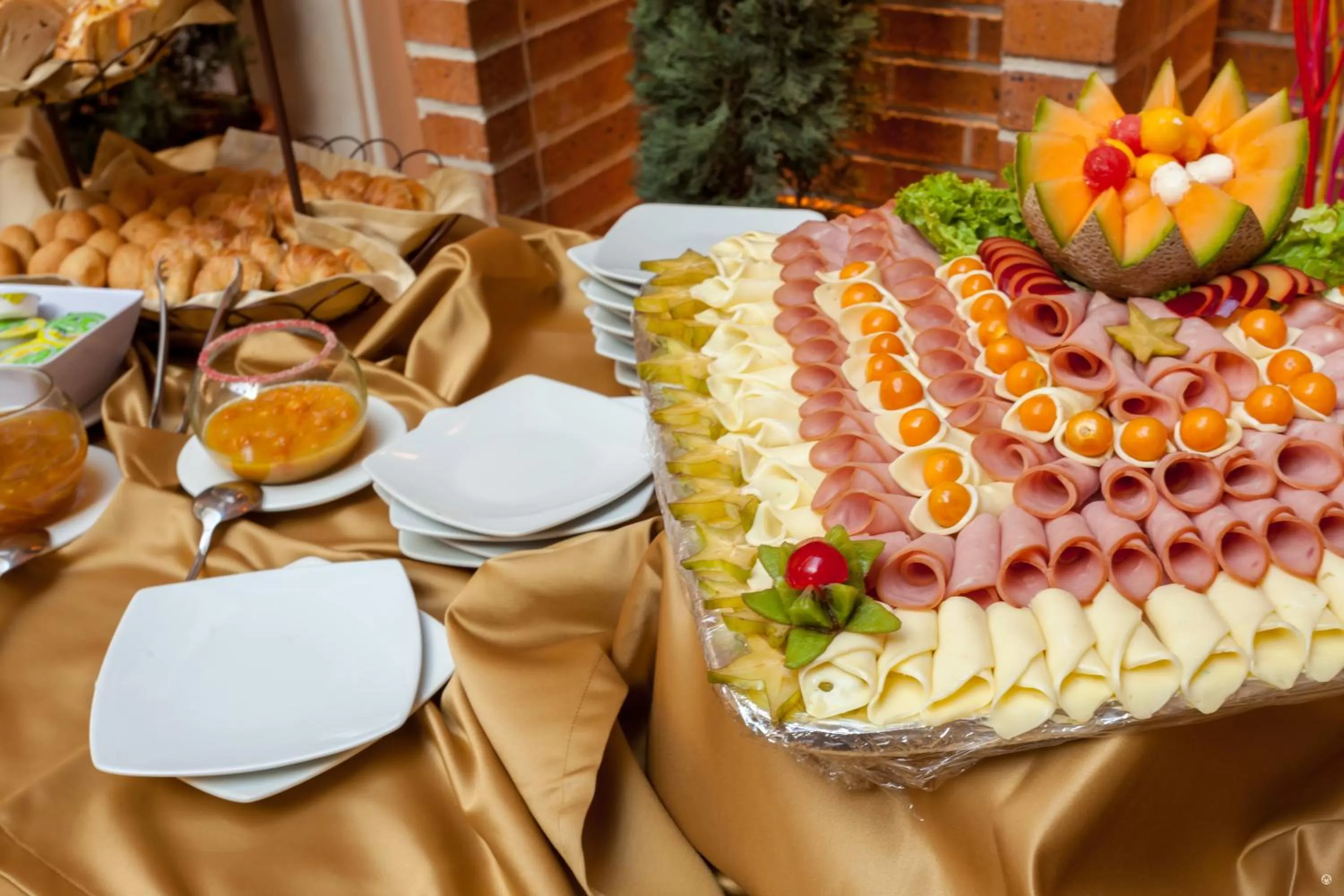 Restaurant/places to eat in Hotel Embassy Park