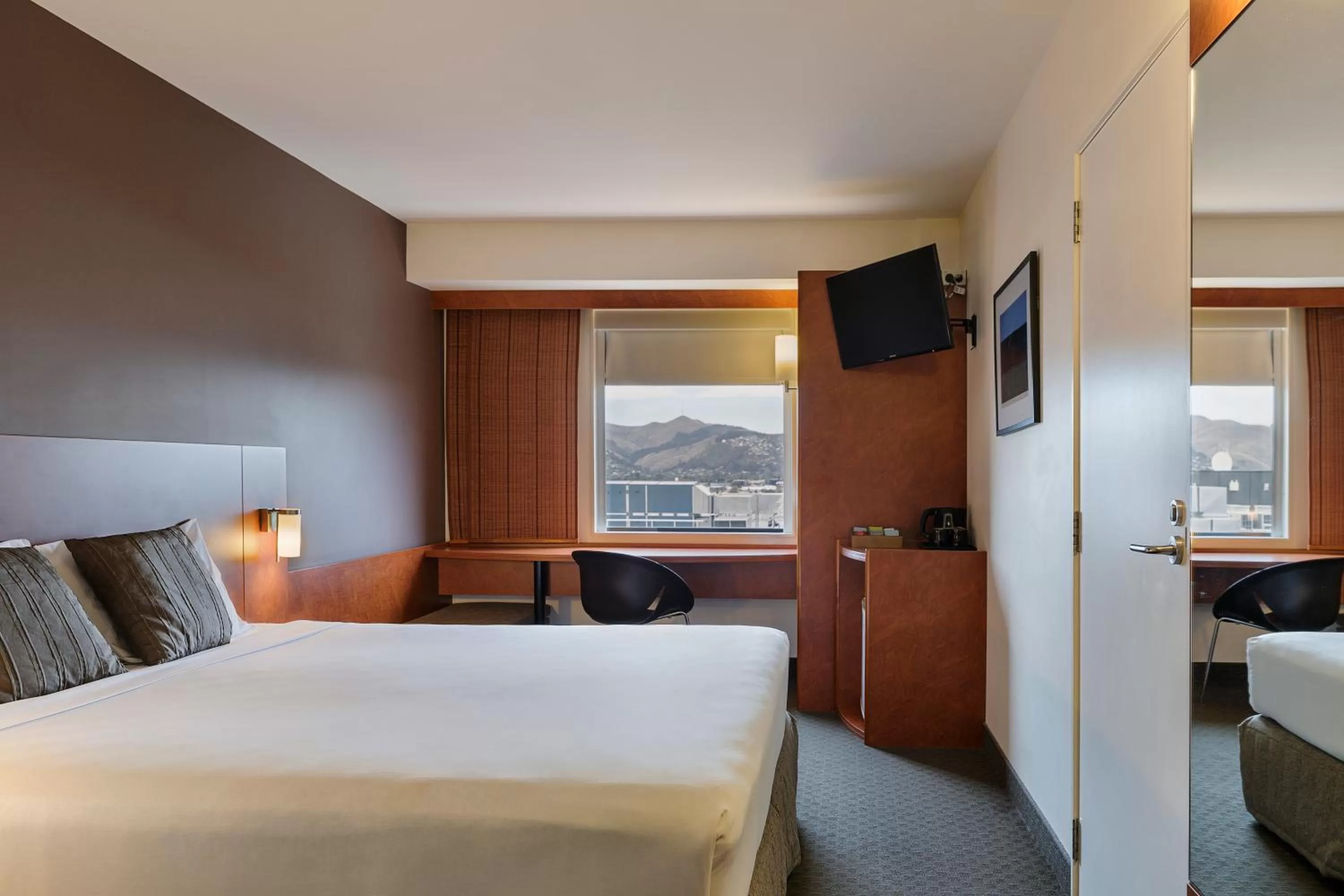 Photo of the whole room, Bed in Ibis Christchurch