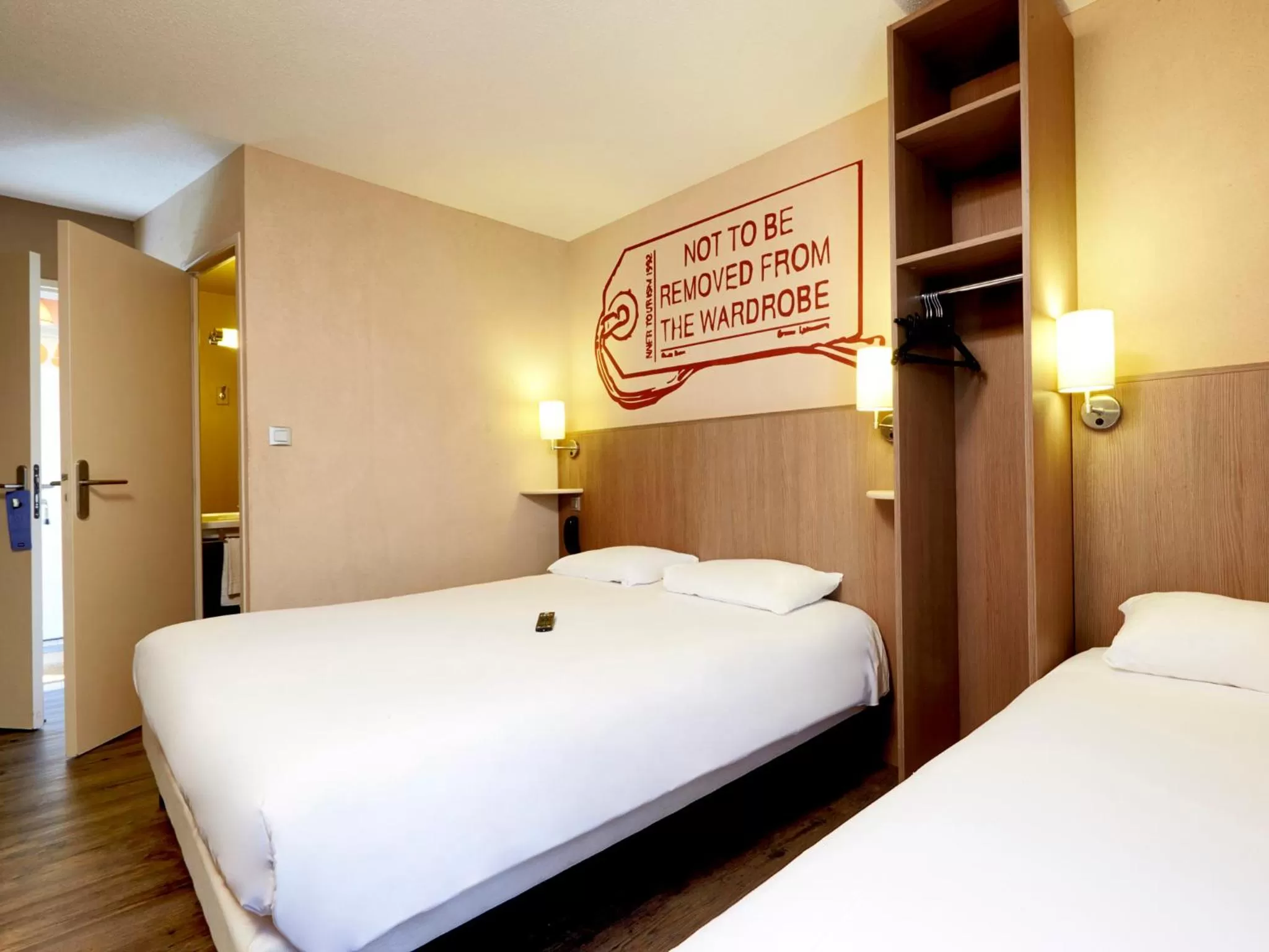 Shower, Bed in Brit Hotel Essentiel Cholet