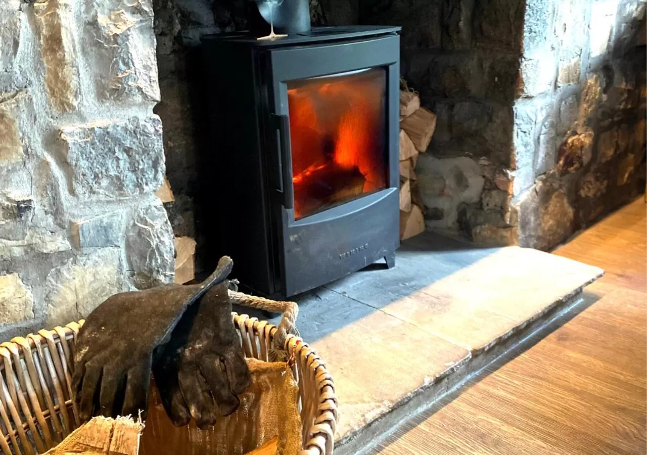 Restaurant/places to eat, TV/Entertainment Center in The Roost on Rock Road