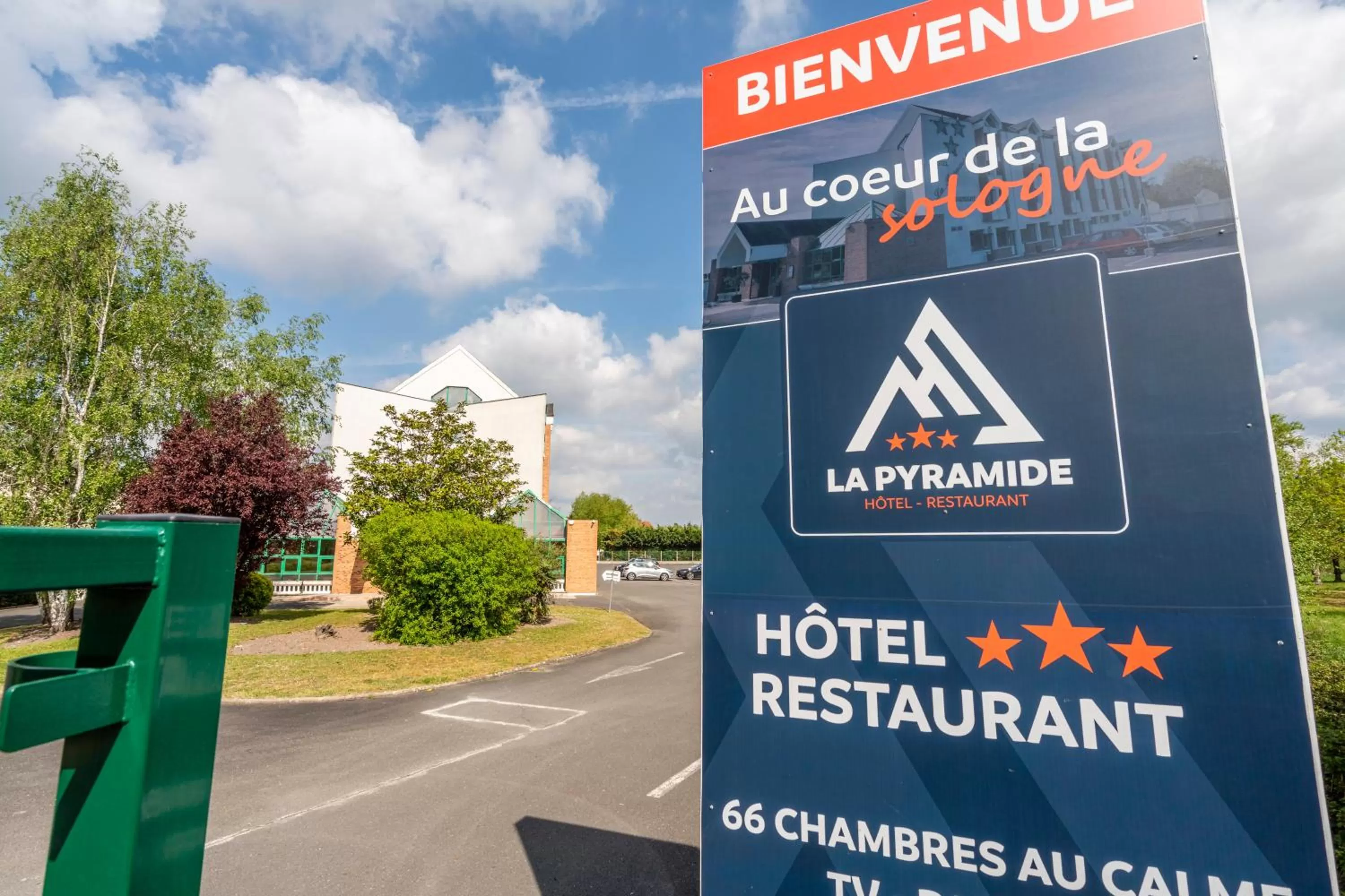 Parking in Cit'Hotel LA PYRAMIDE
