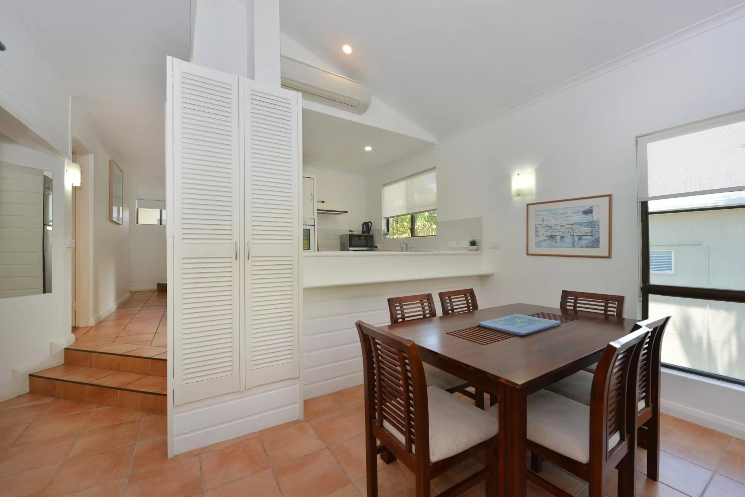 Dining area in Driftwood Mantaray - Official Onsite Reception and Check In