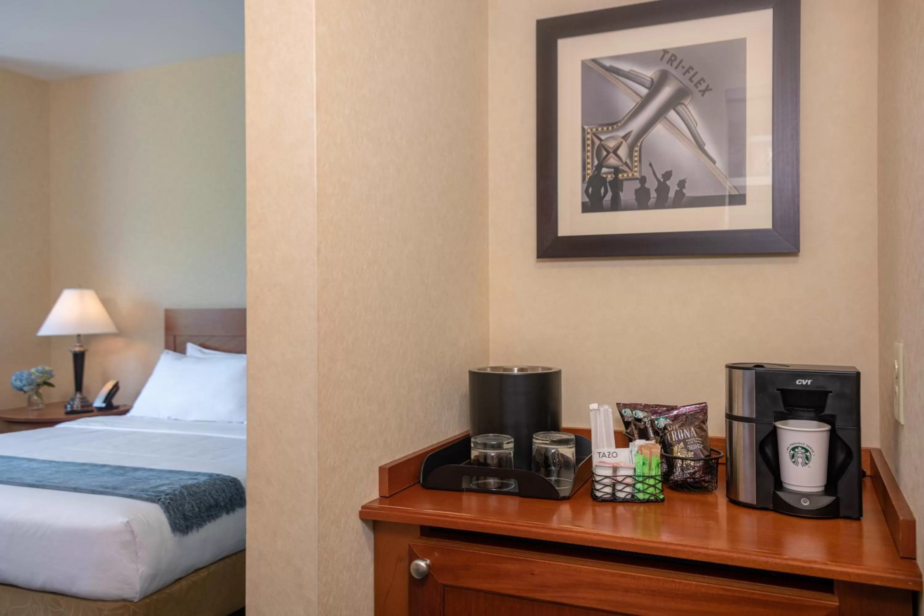 Coffee/tea facilities, Bed in Wellsworth Hotel