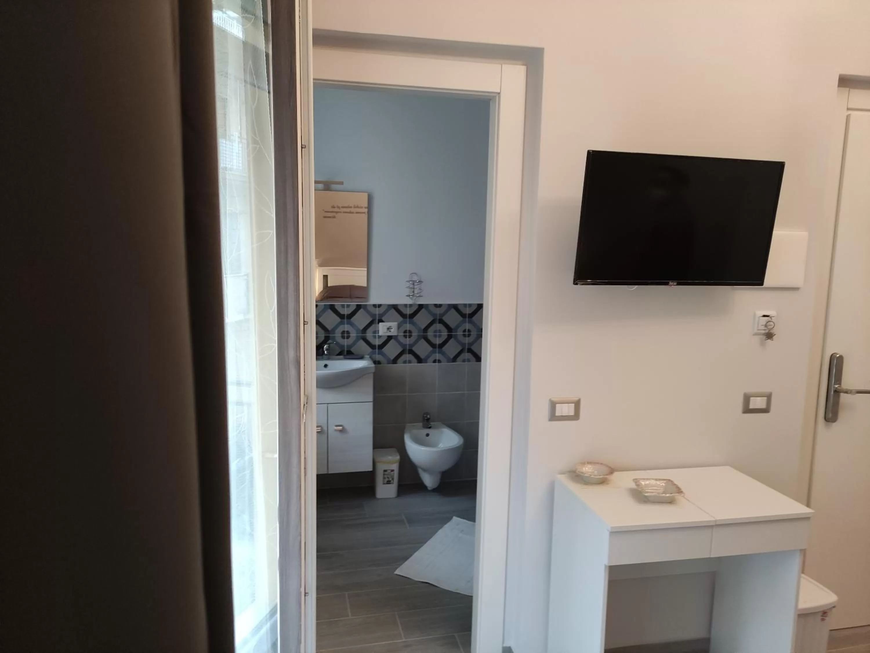 Communal lounge/ TV room, Bathroom in B&B I Krotoniati