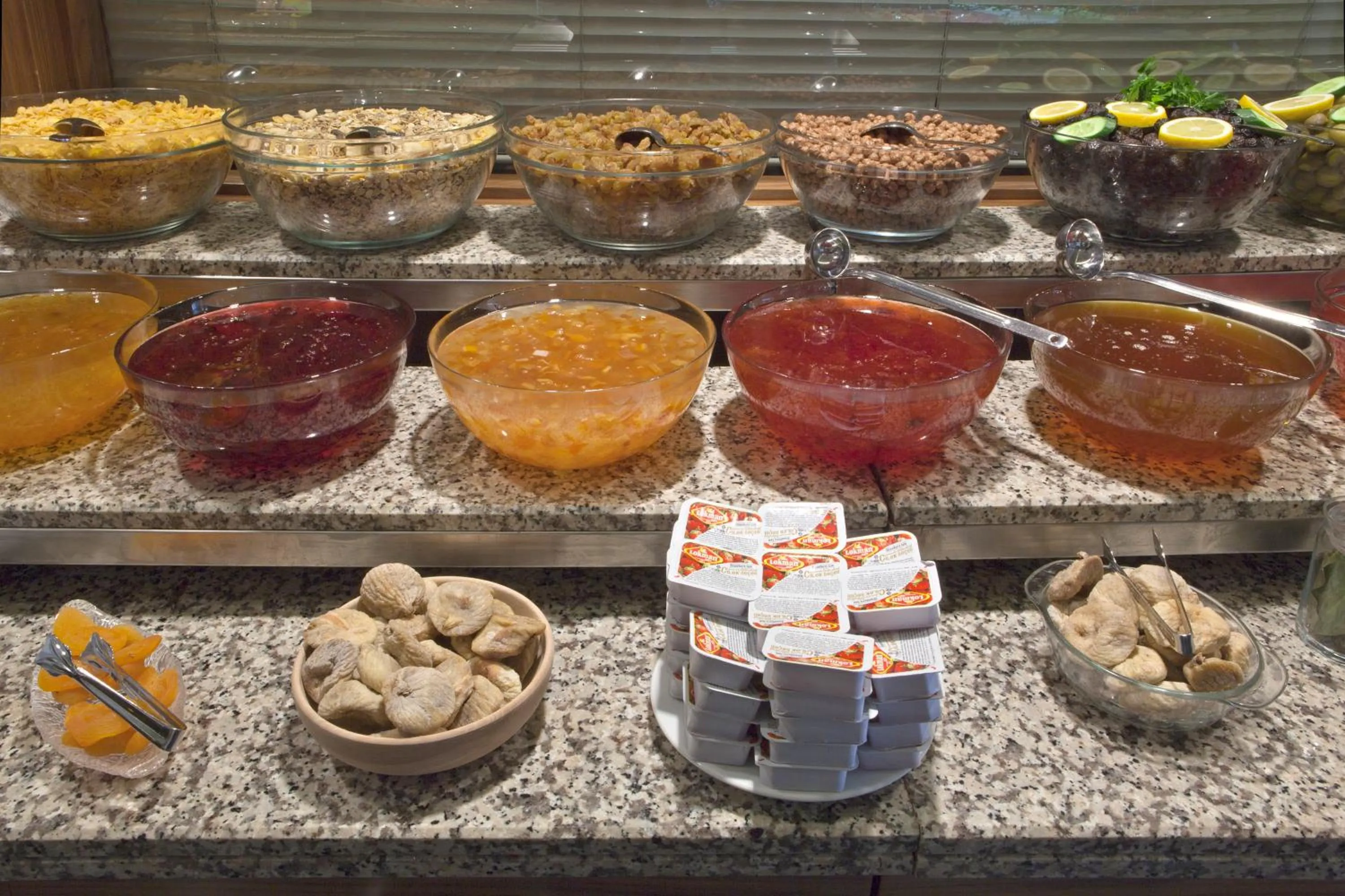 Restaurant/places to eat in Nanda Hotel