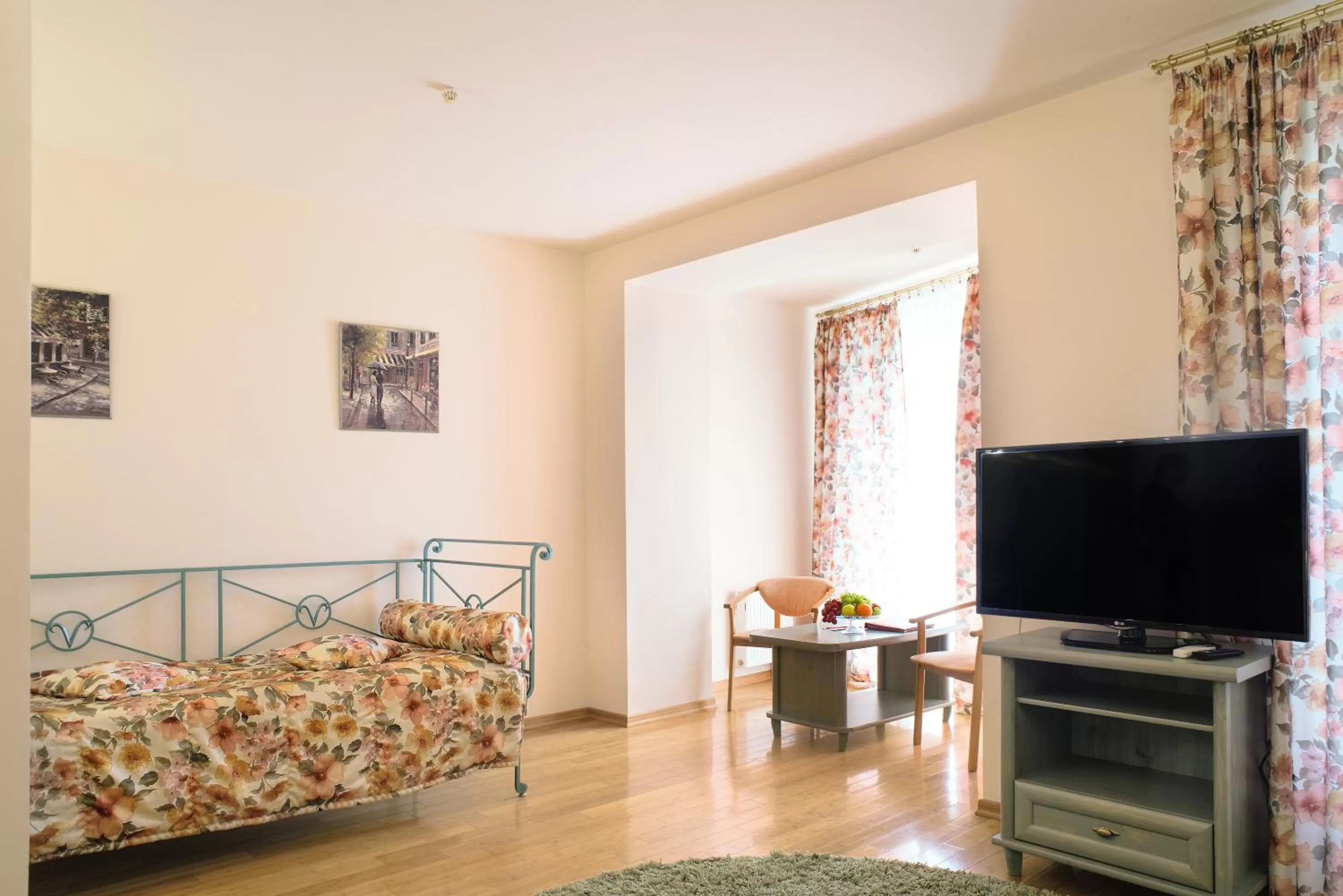 Photo of the whole room in Oscar