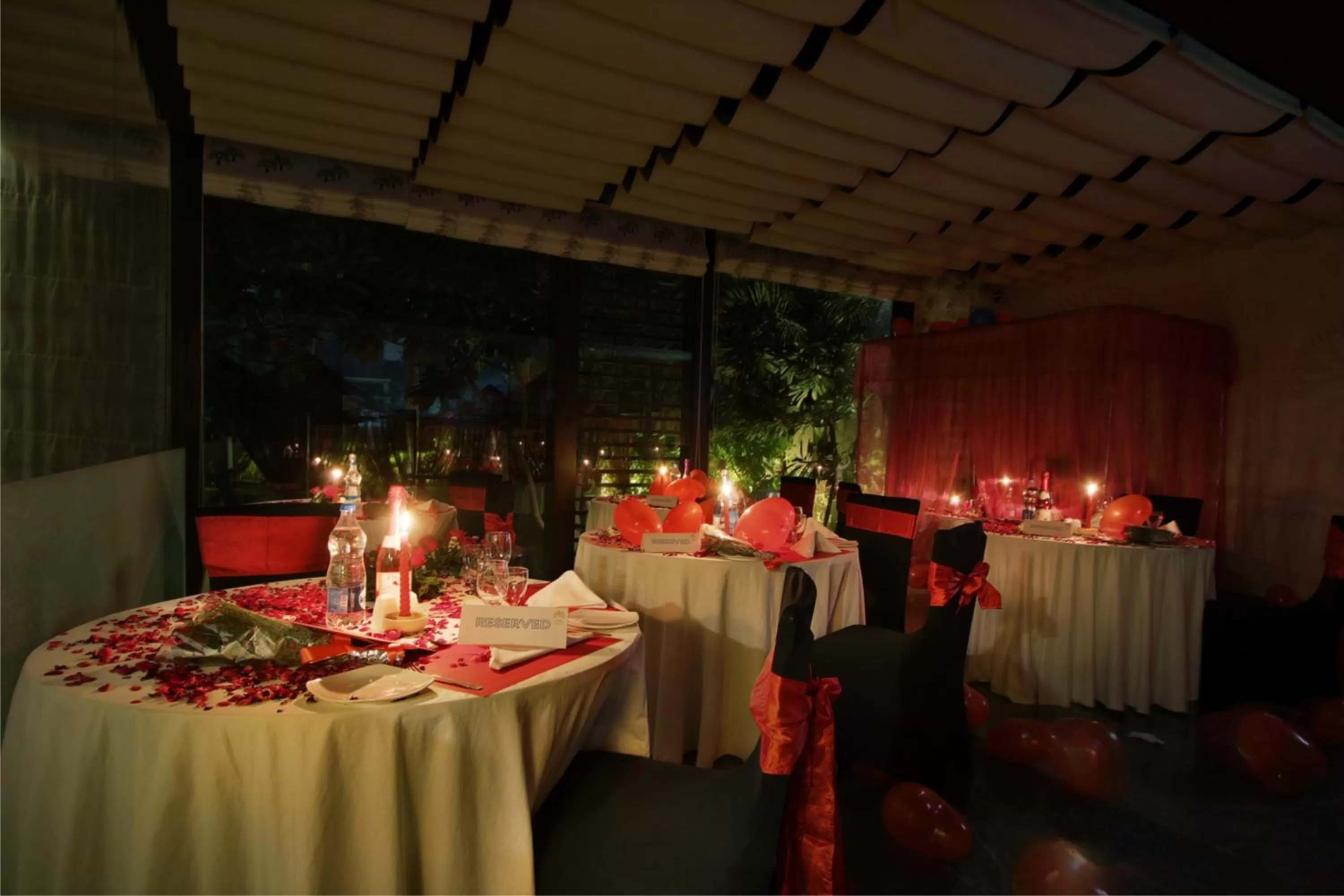 Restaurant/places to eat in Hotel Express Residency Vadodara