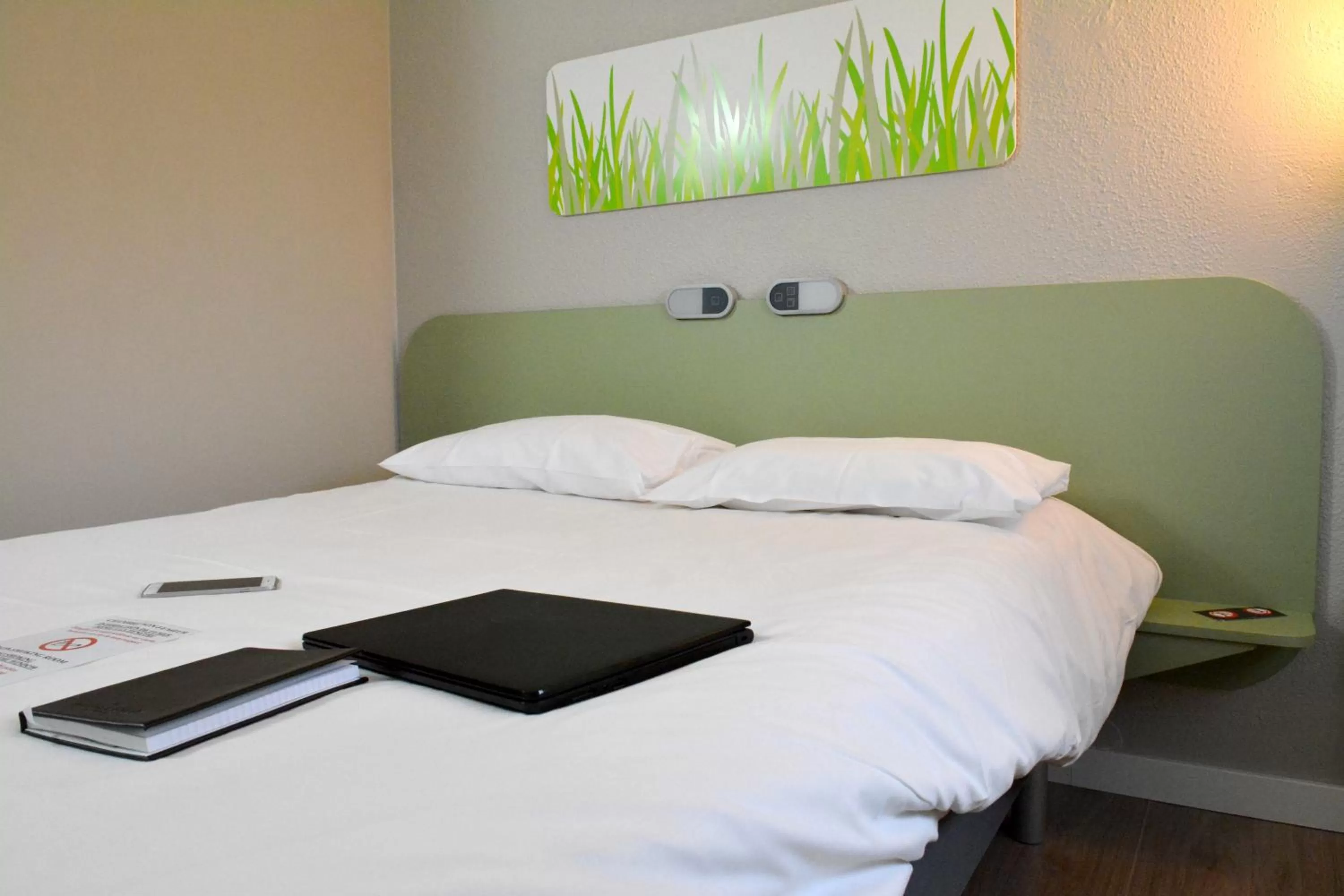 Bedroom, Bed in ibis budget Rouen Parc des Expos Zenith