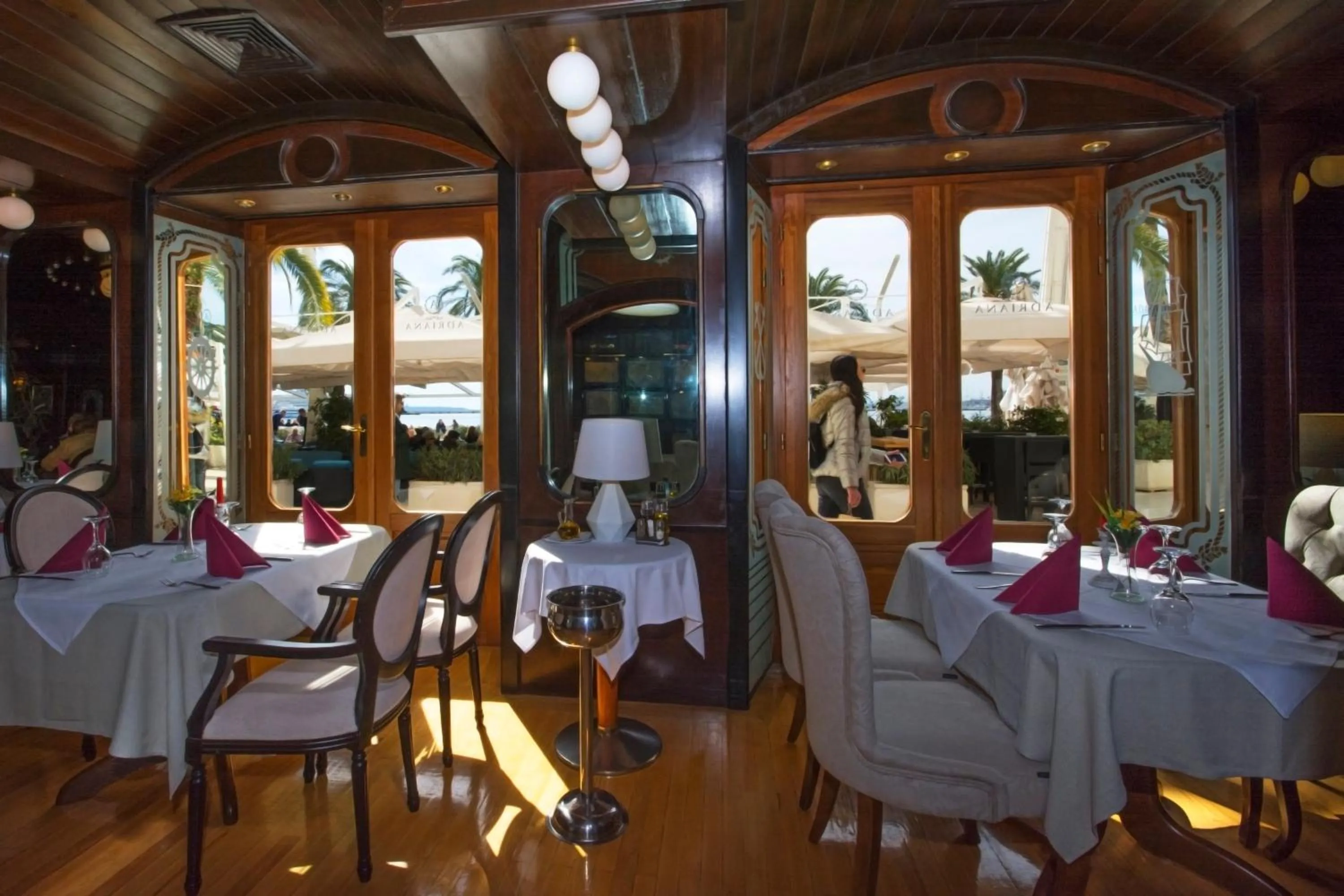 Restaurant/places to eat in Hotel Adriana