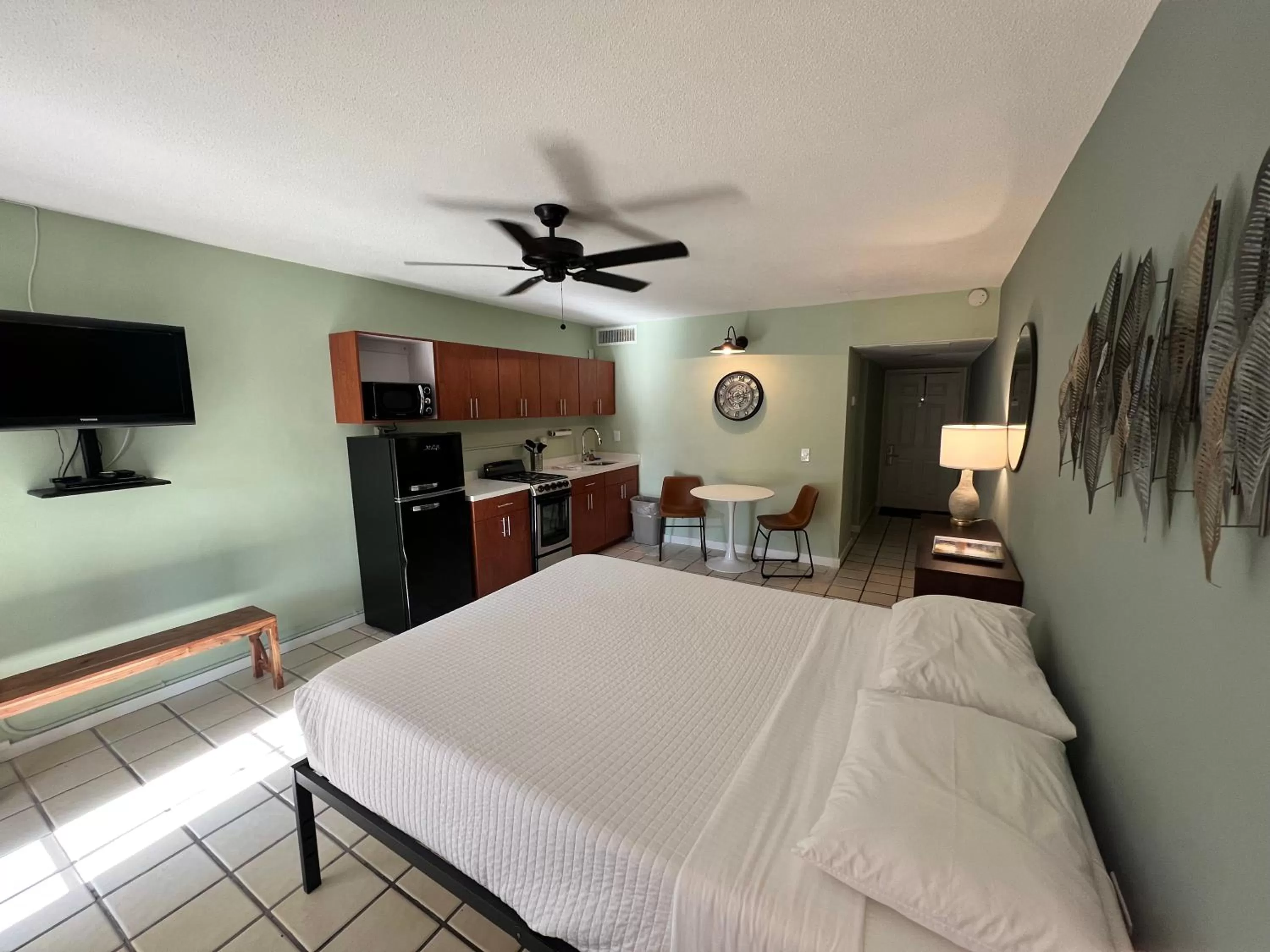 Bed in Breezy Palms Resort