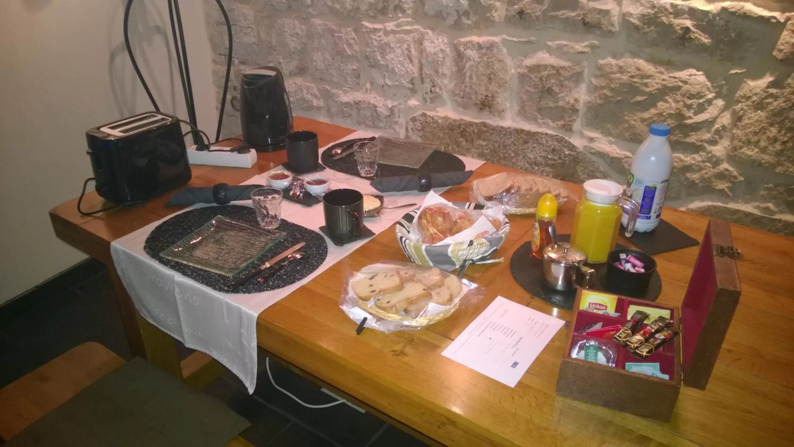 Breakfast in Chambres D'Hotes La Maison Des Chiens Verts