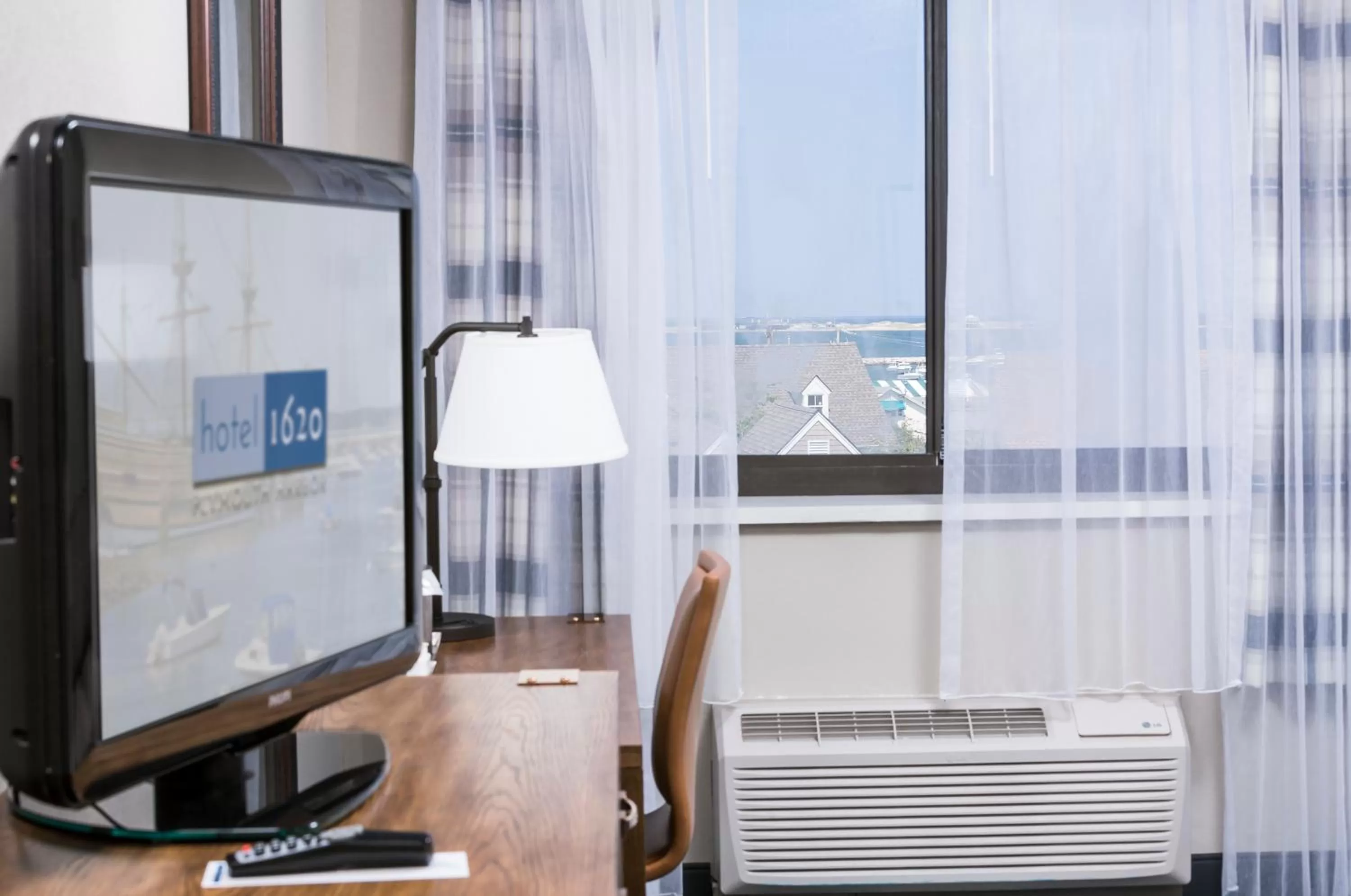 TV and multimedia in Hotel 1620 Plymouth Harbor