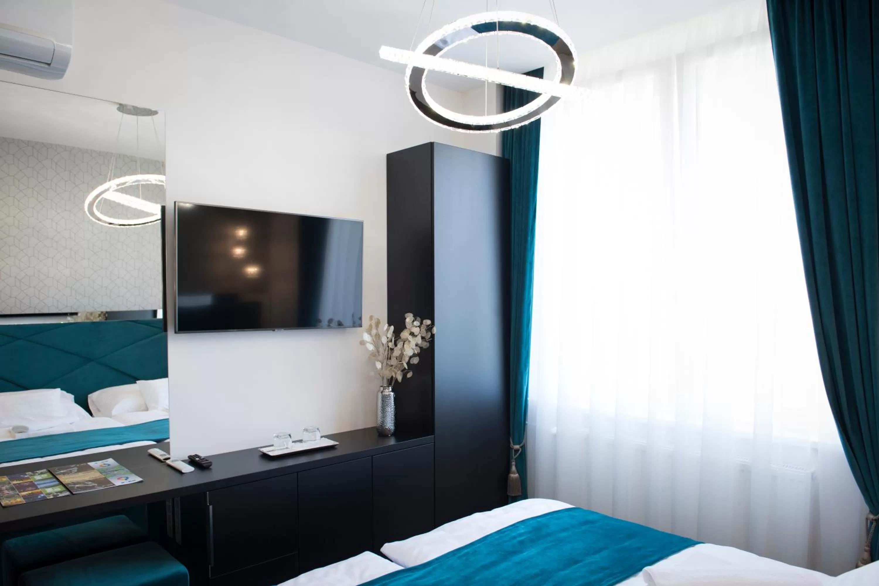 TV and multimedia, TV/Entertainment Center in Z Rooms Boutique