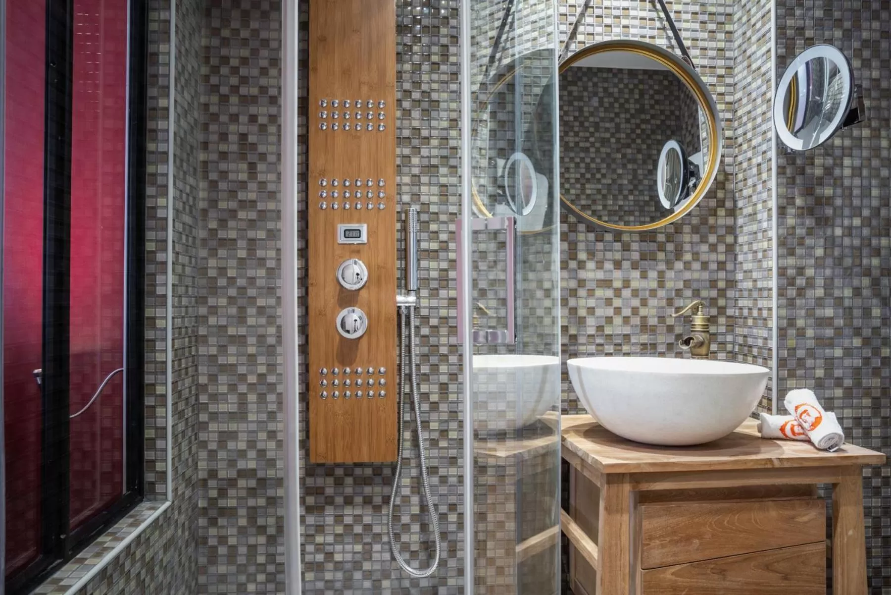 Property building in Le Temple De Jeanne