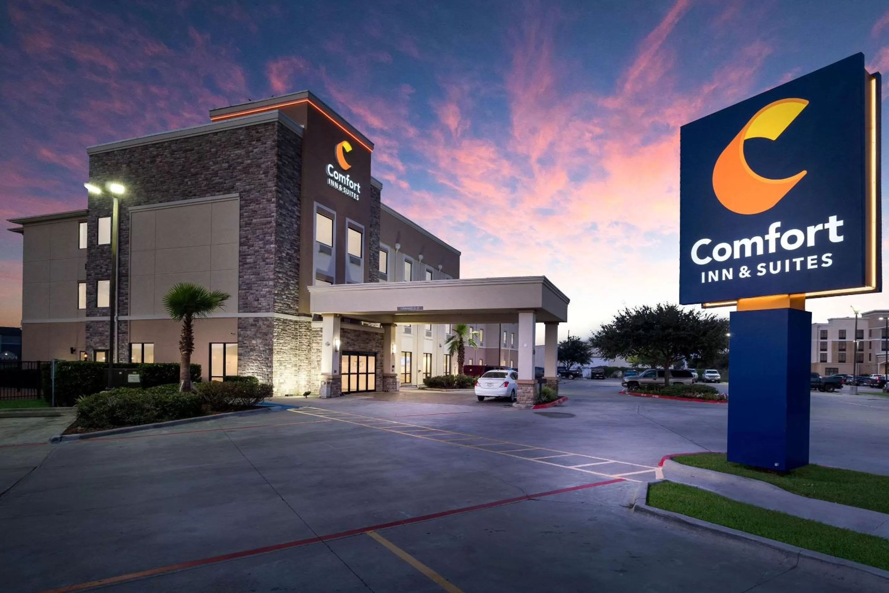 Property building in Comfort Inn & Suites Victoria North