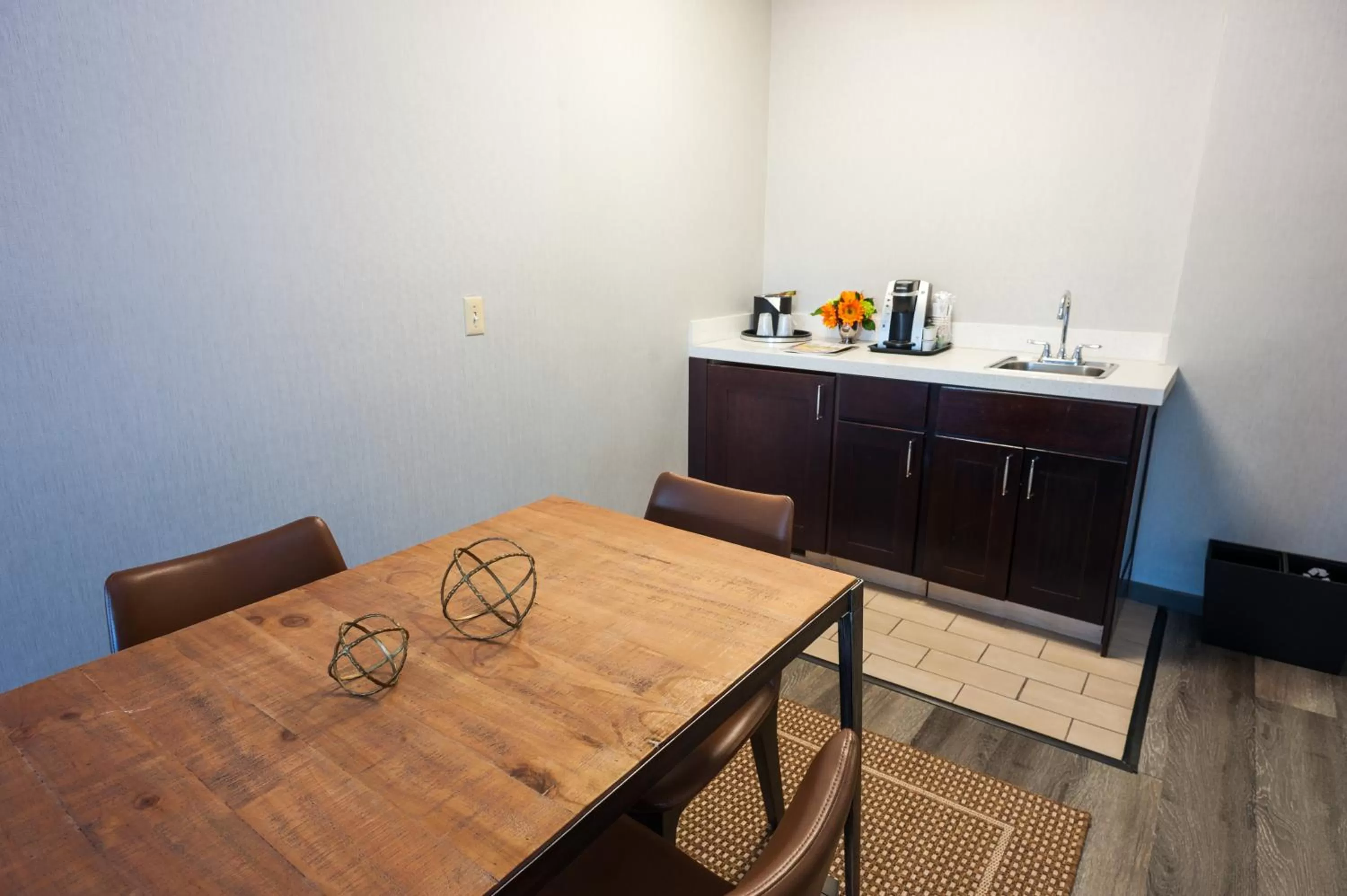 Living room in Hotel Indigo Napa Valley by IHG