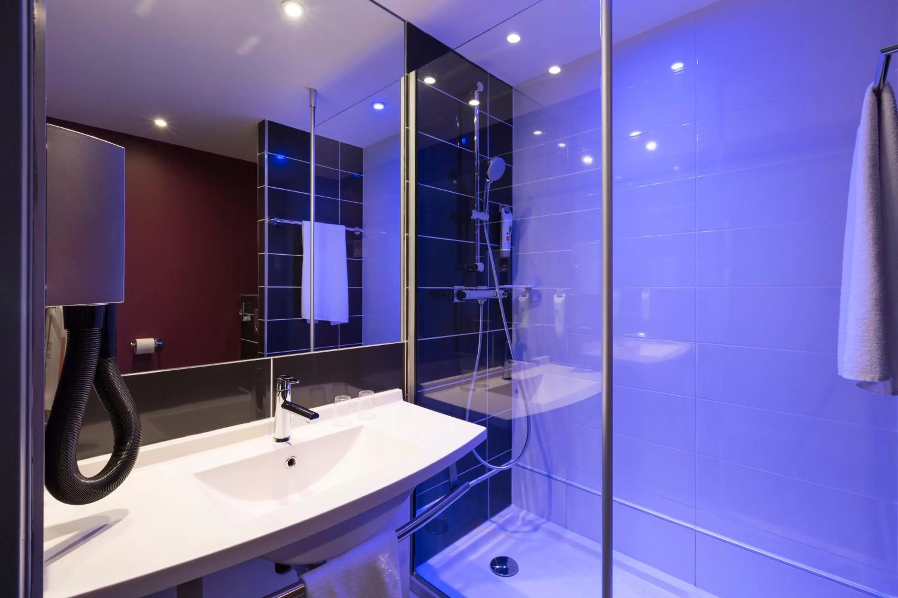 Bathroom in ibis Styles Blois Centre Gare