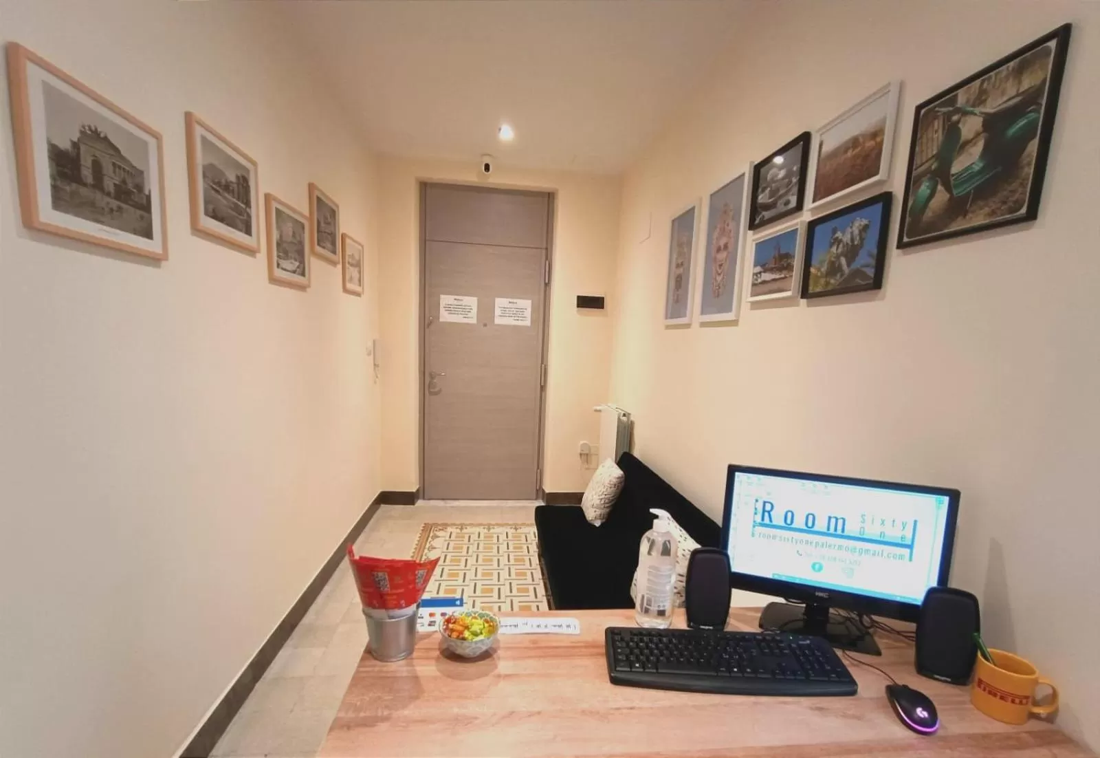 Lobby or reception, TV/Entertainment Center in Room Sixty One