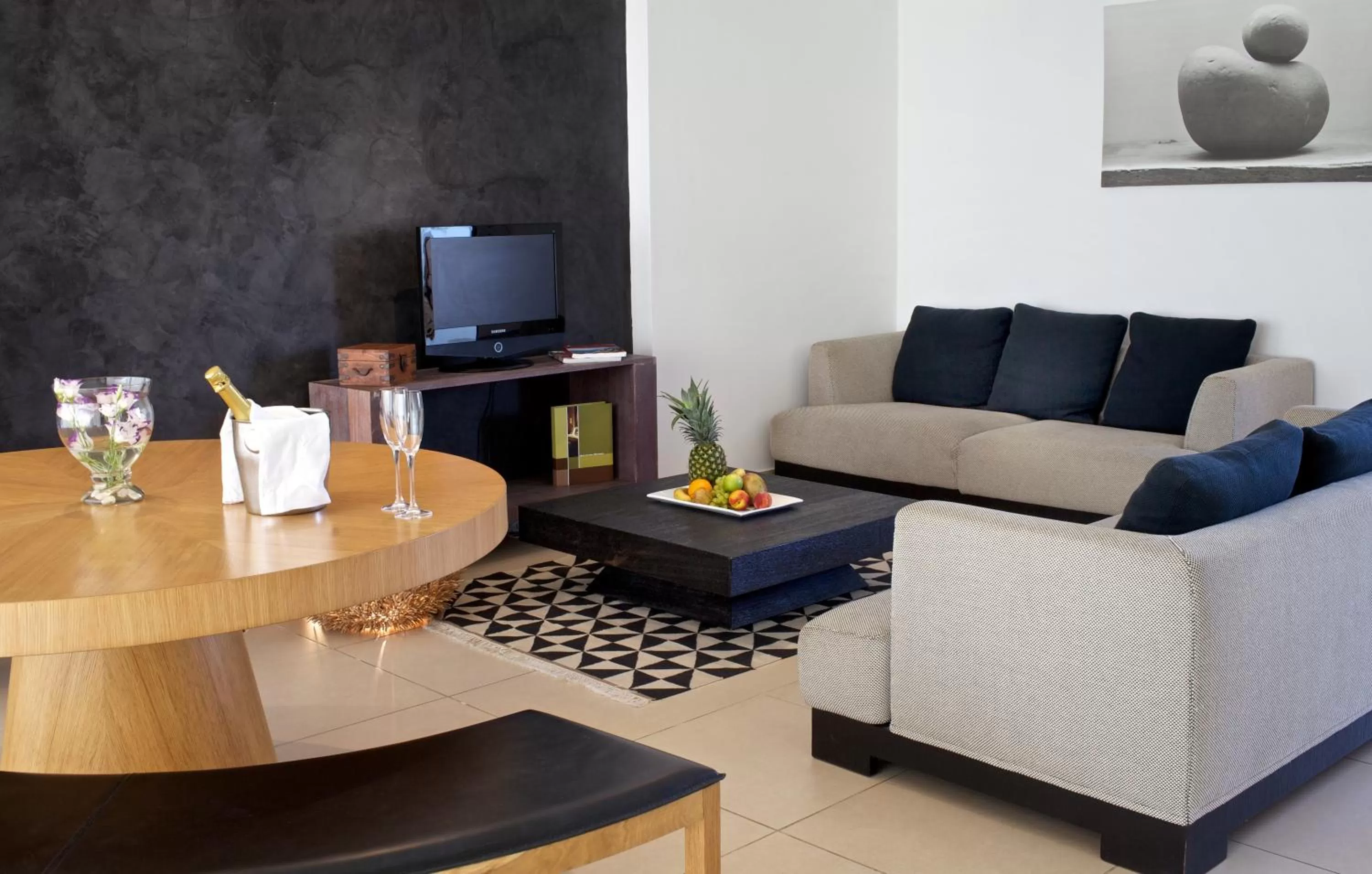 TV and multimedia in Napa Mermaid Hotel & Suites