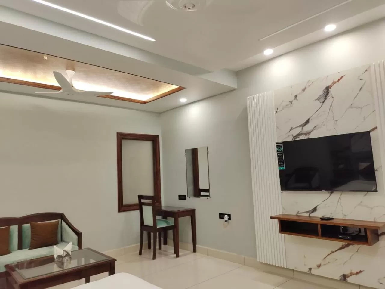 TV and multimedia in Hotel Leela Grande