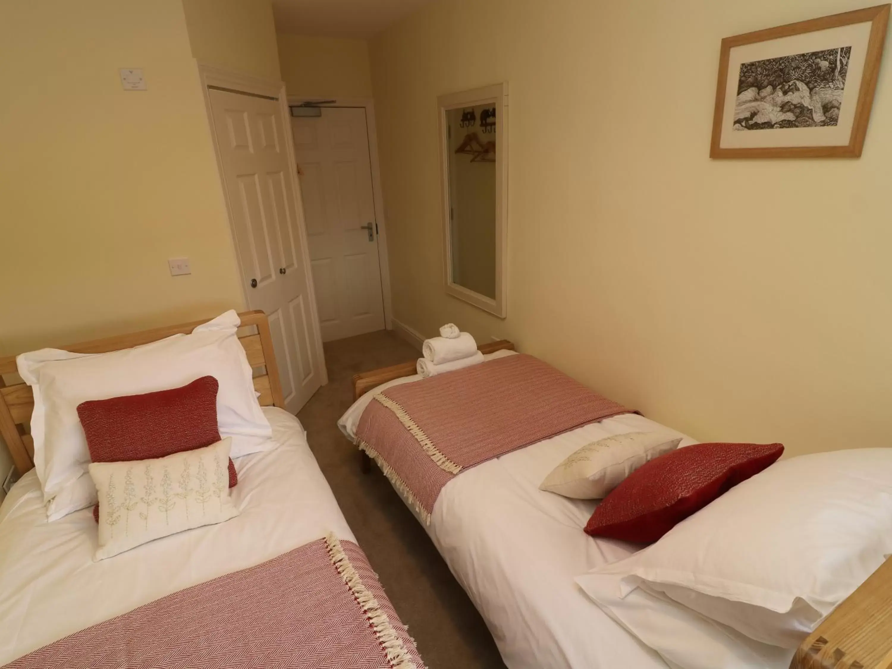 Twin Room with Private Bathroom in Inglenook Guest House Twin Room with Private Bathroom in Inglenook Guest House