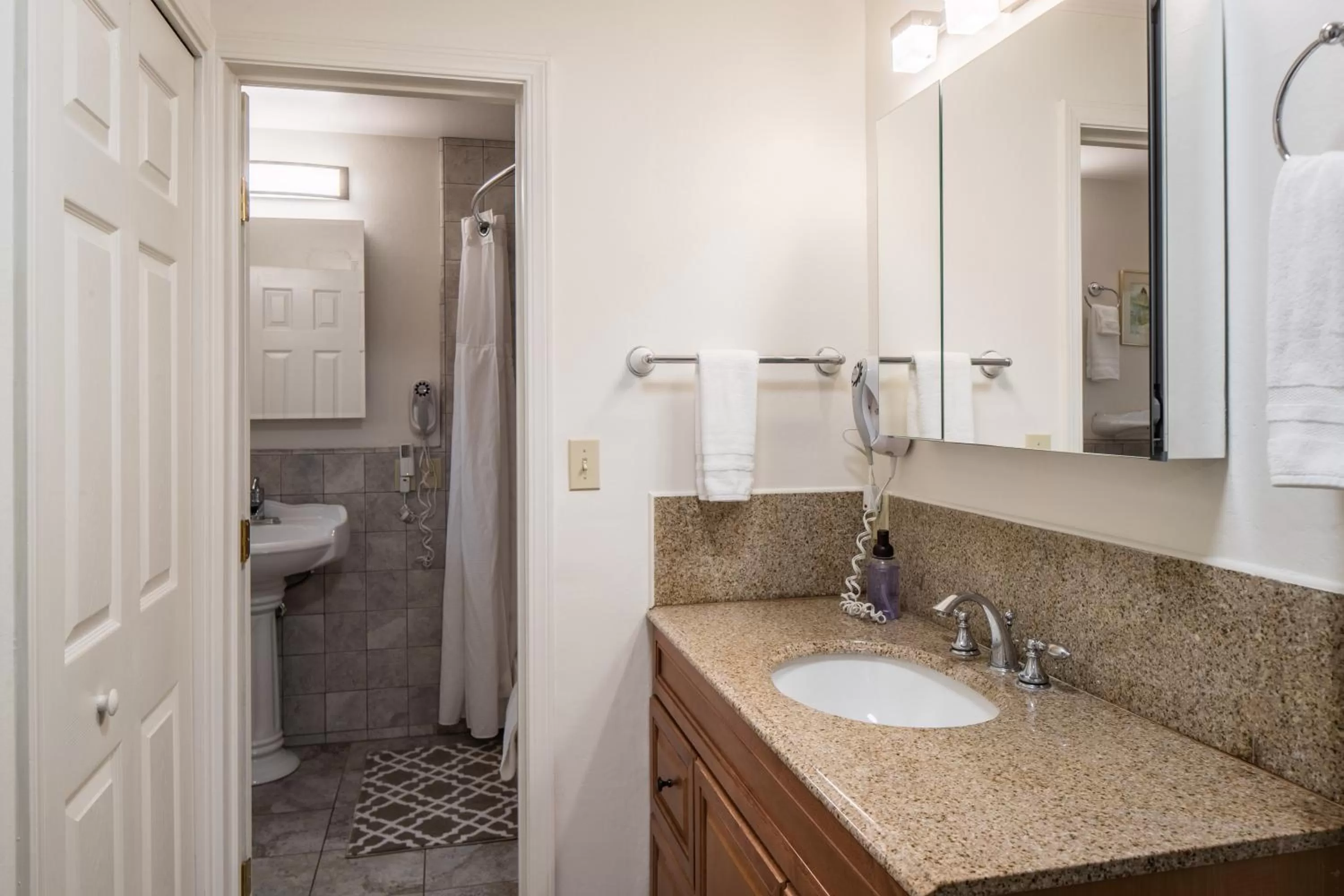 Bathroom in Andril Fireplace Cottages