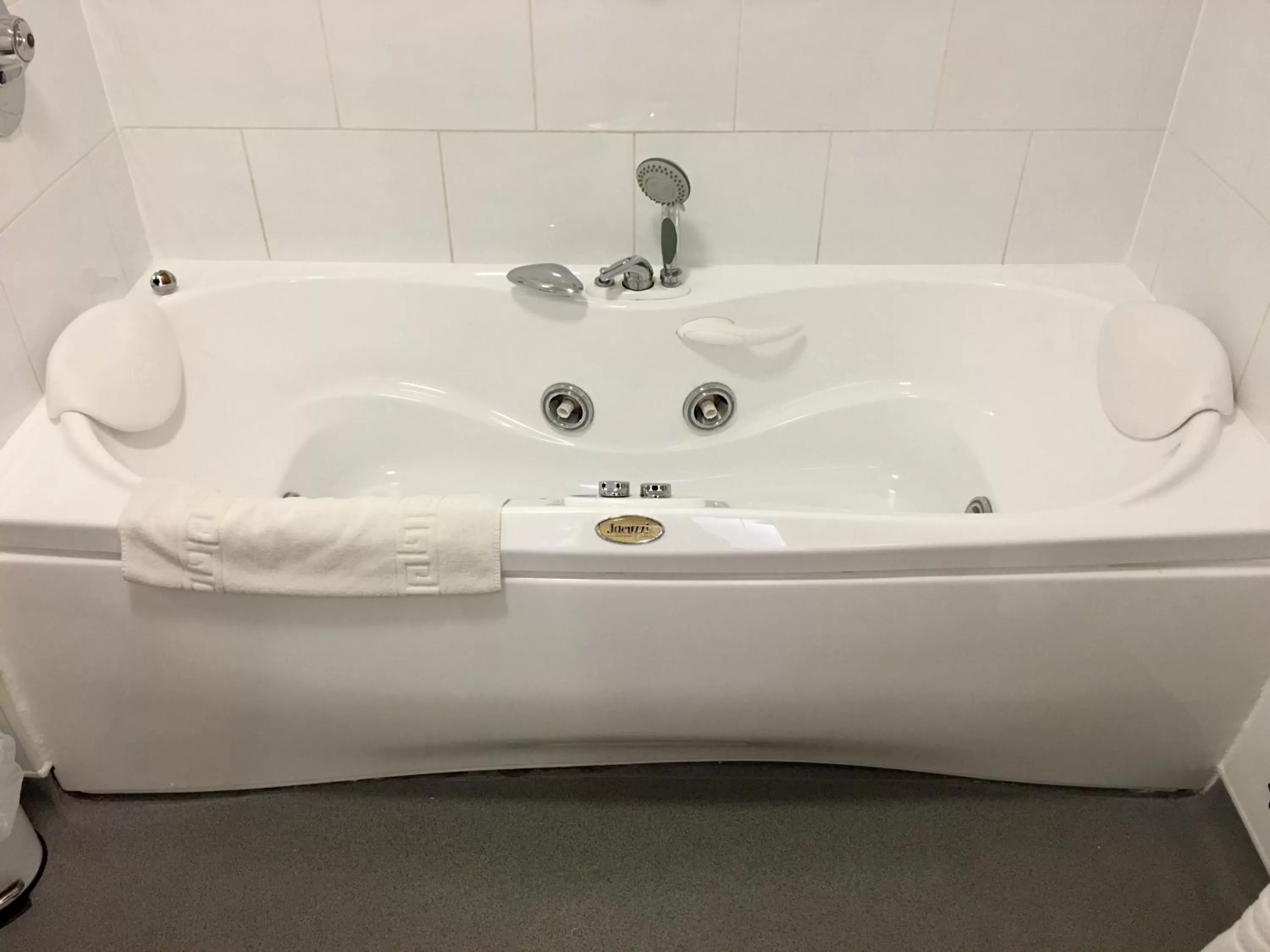 Bath in Padbrook Park Hotel