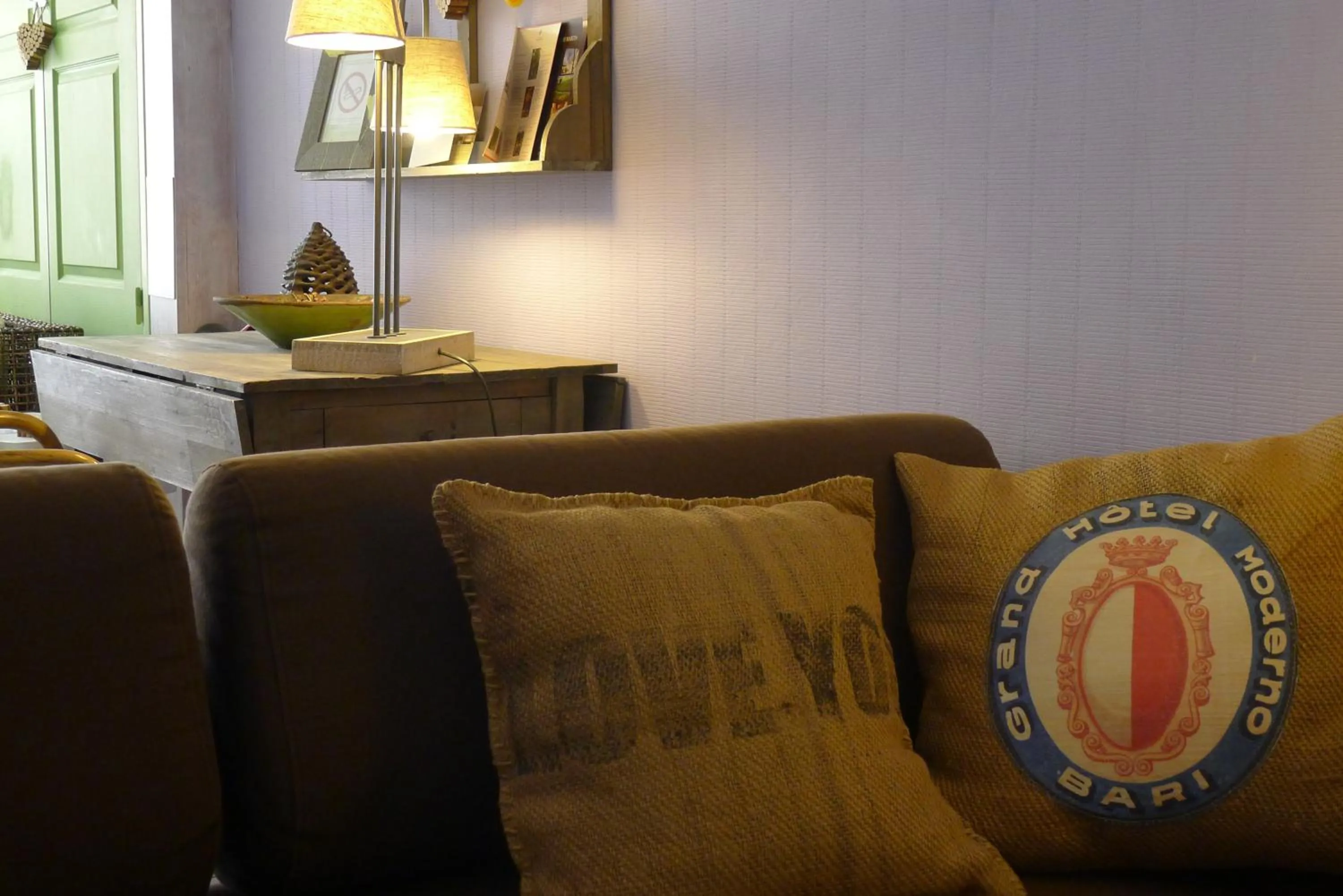 Communal lounge/ TV room in Cit'Hotel des Messageries