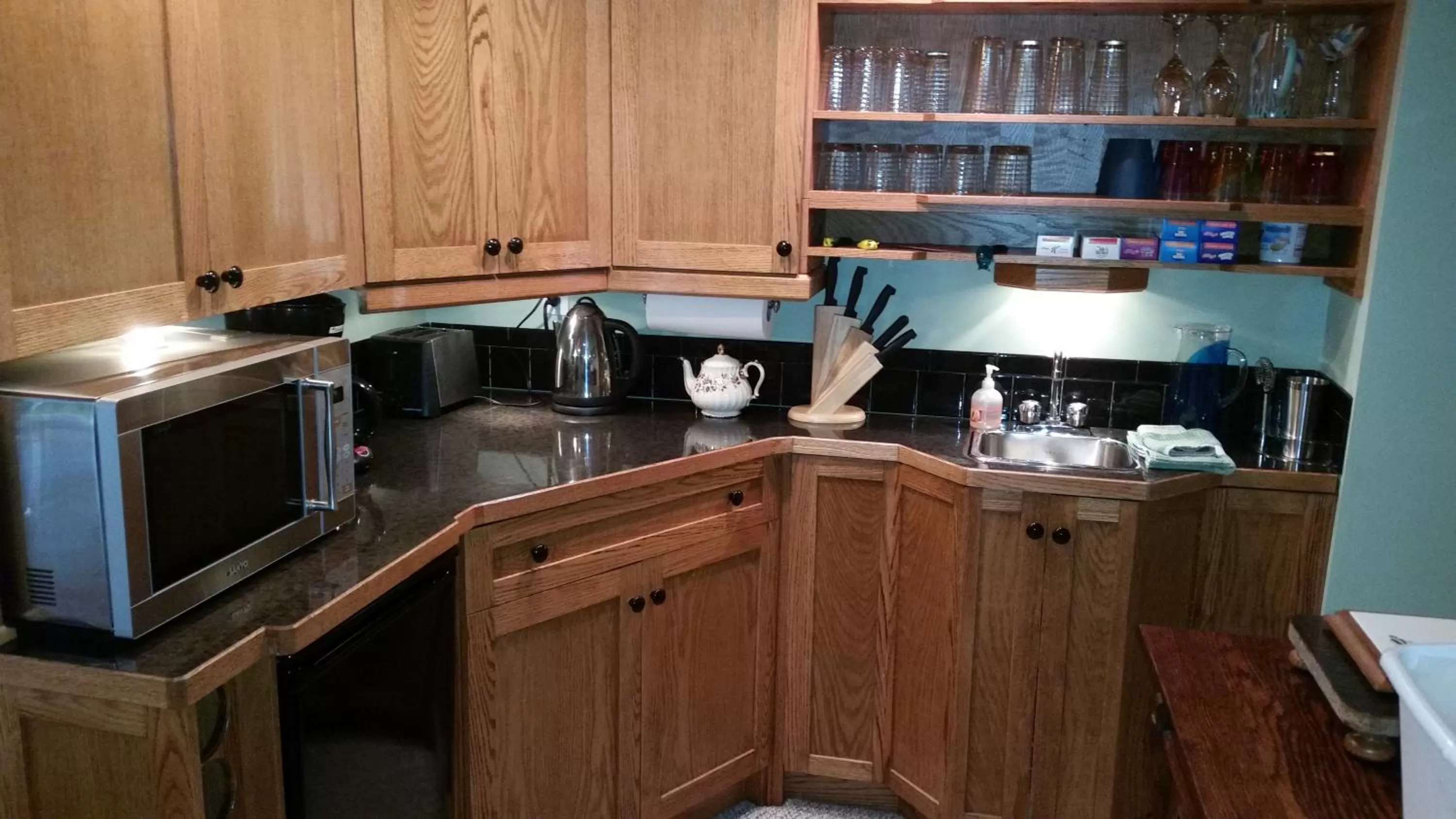 Coffee/tea facilities, Kitchen/Kitchenette in Hummingbird Guesthouse