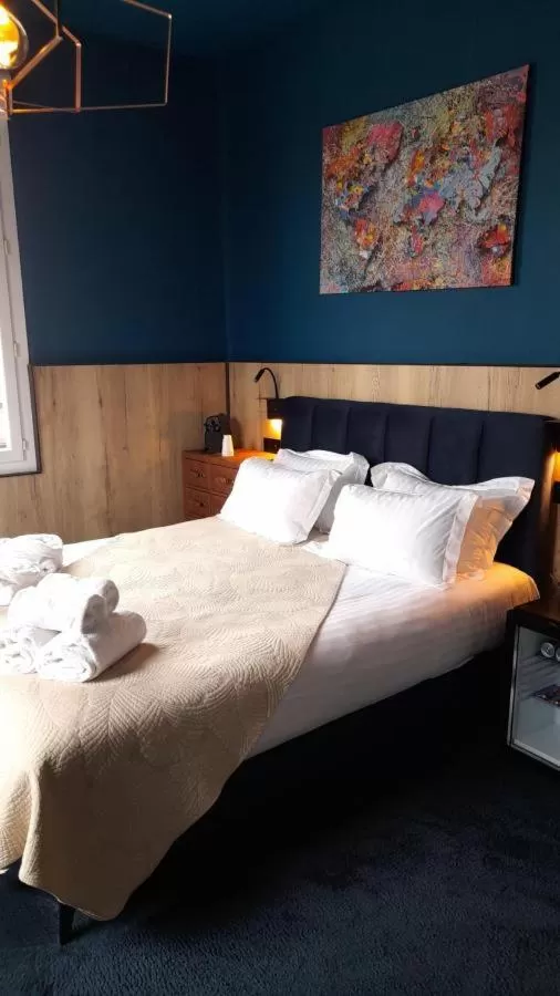 Bedroom, Bed in Hôtel les 4 éléments