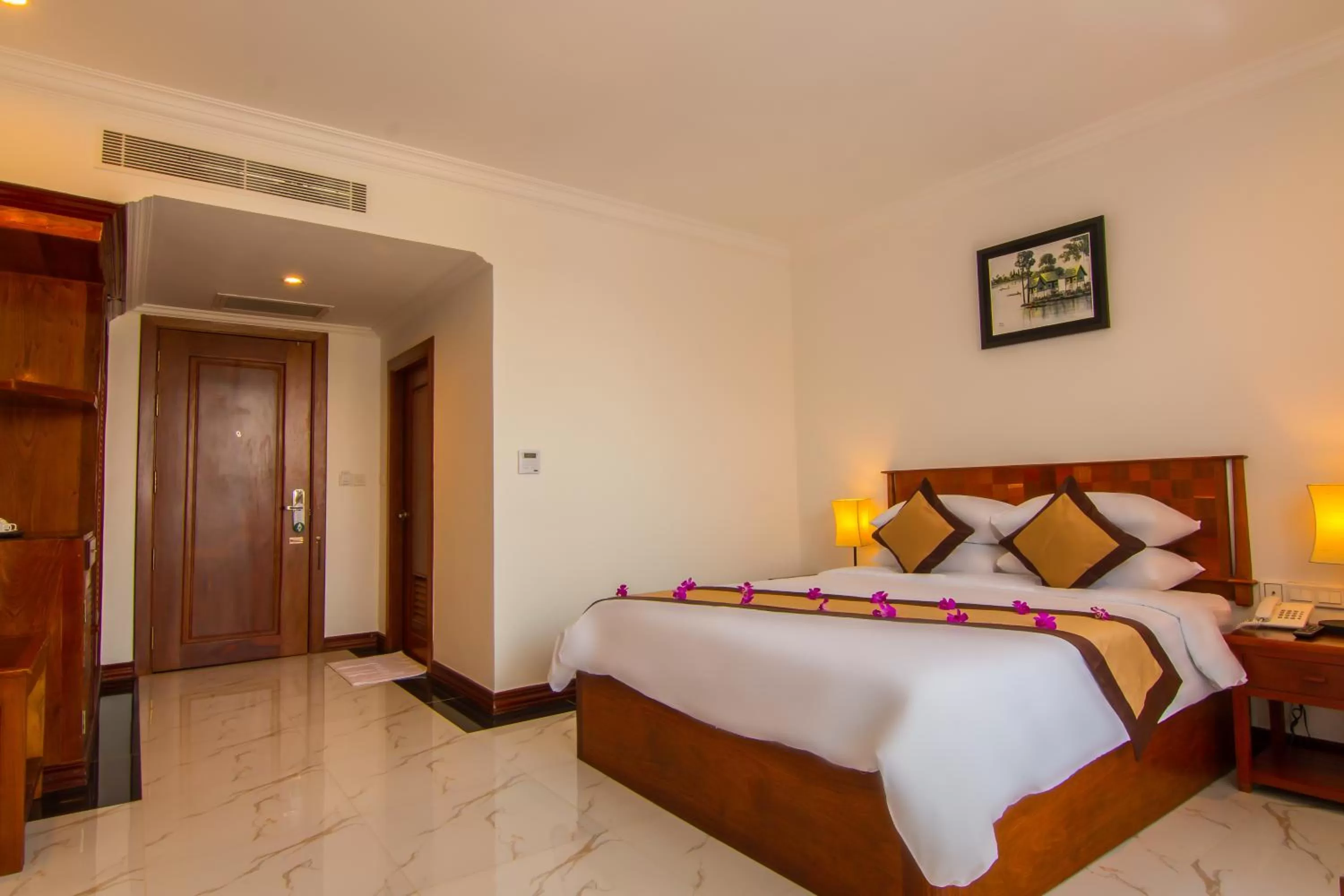 Photo of the whole room, Bed in Glorious Hotel