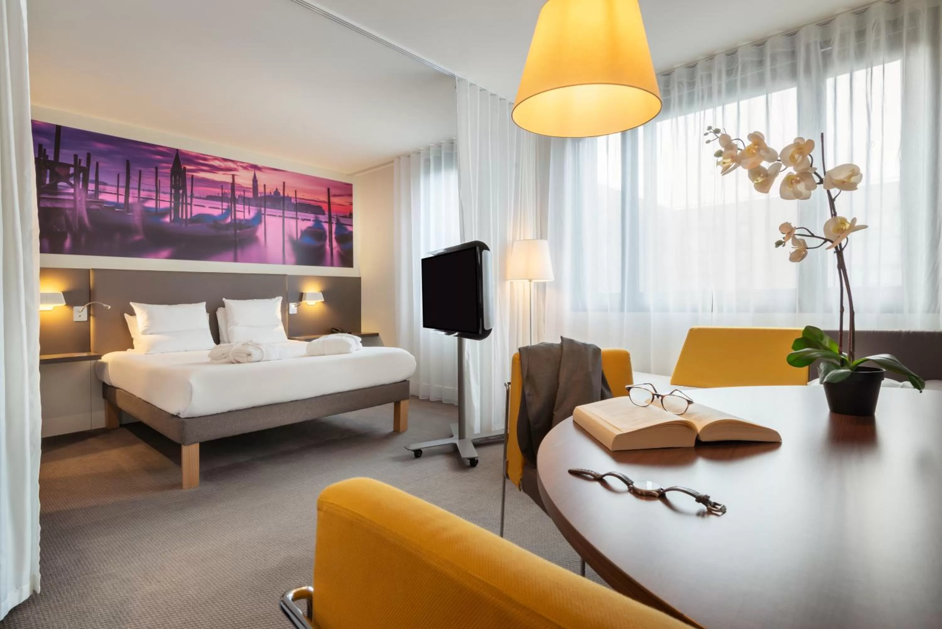 TV and multimedia, Bed in Novotel Suites Paris CDG Airport Villepinte