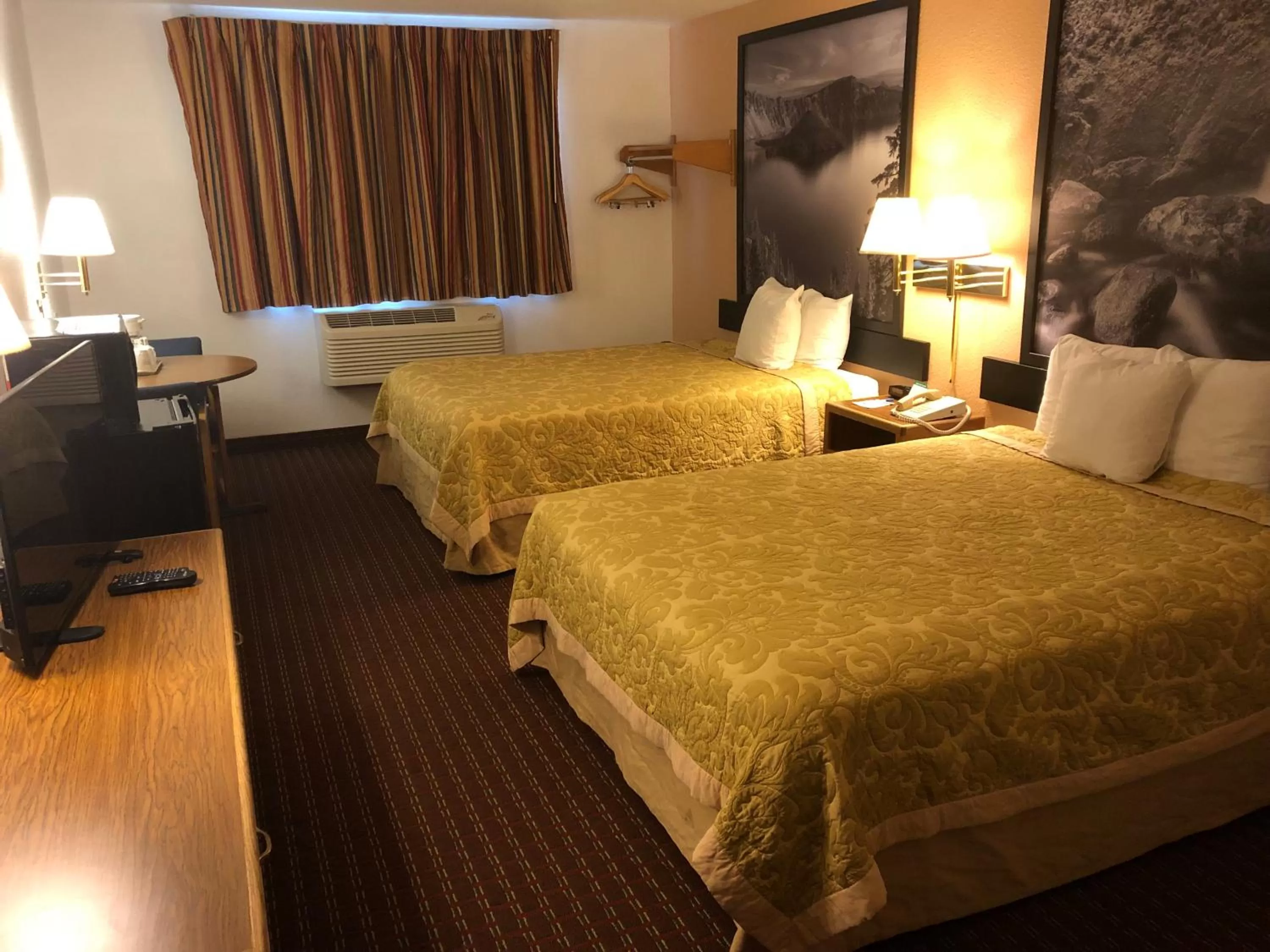 Bedroom, Bed in Super 8 by Wyndham The Dalles OR