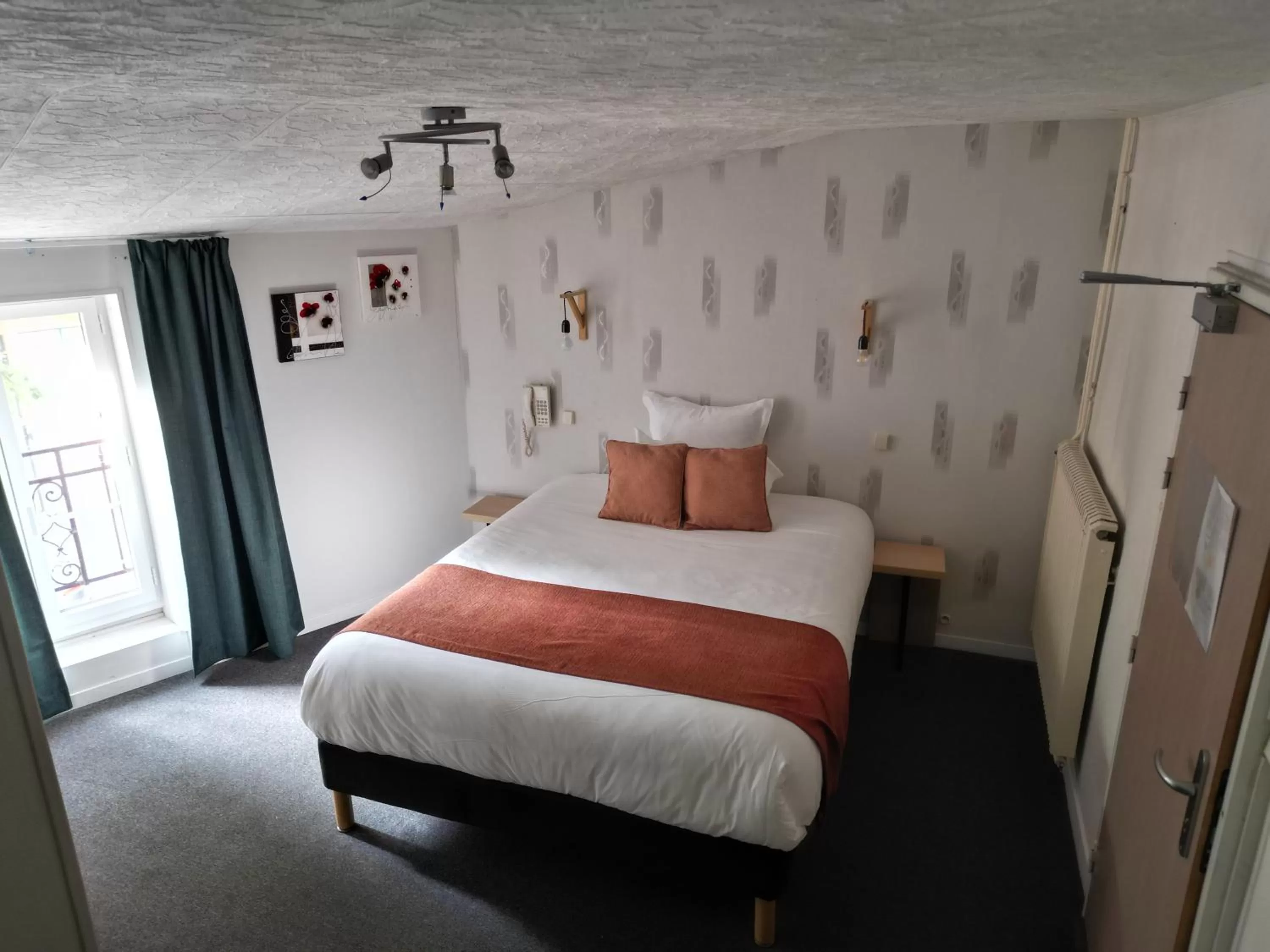 Photo of the whole room, Bed in Contact Hôtel les Platanes Villeneuve sur Lot Centre