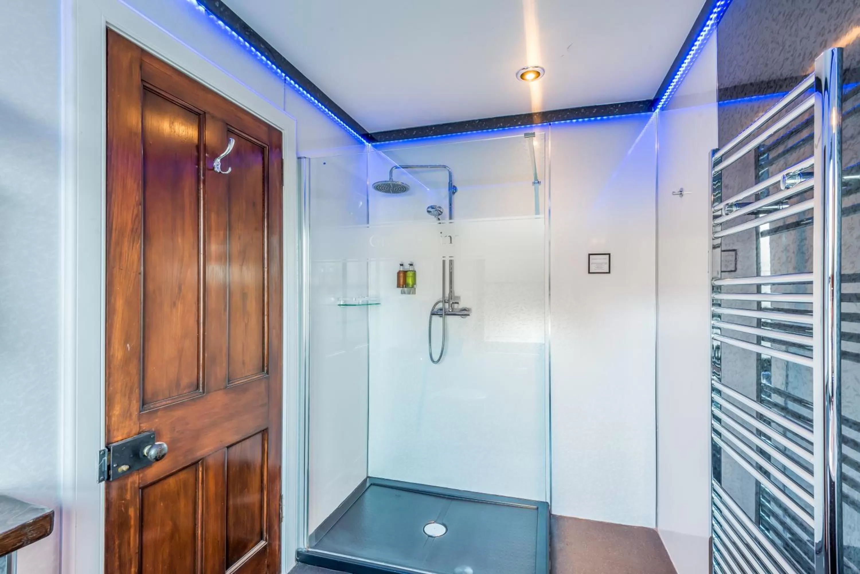 Shower in Grey Harlings Rooms