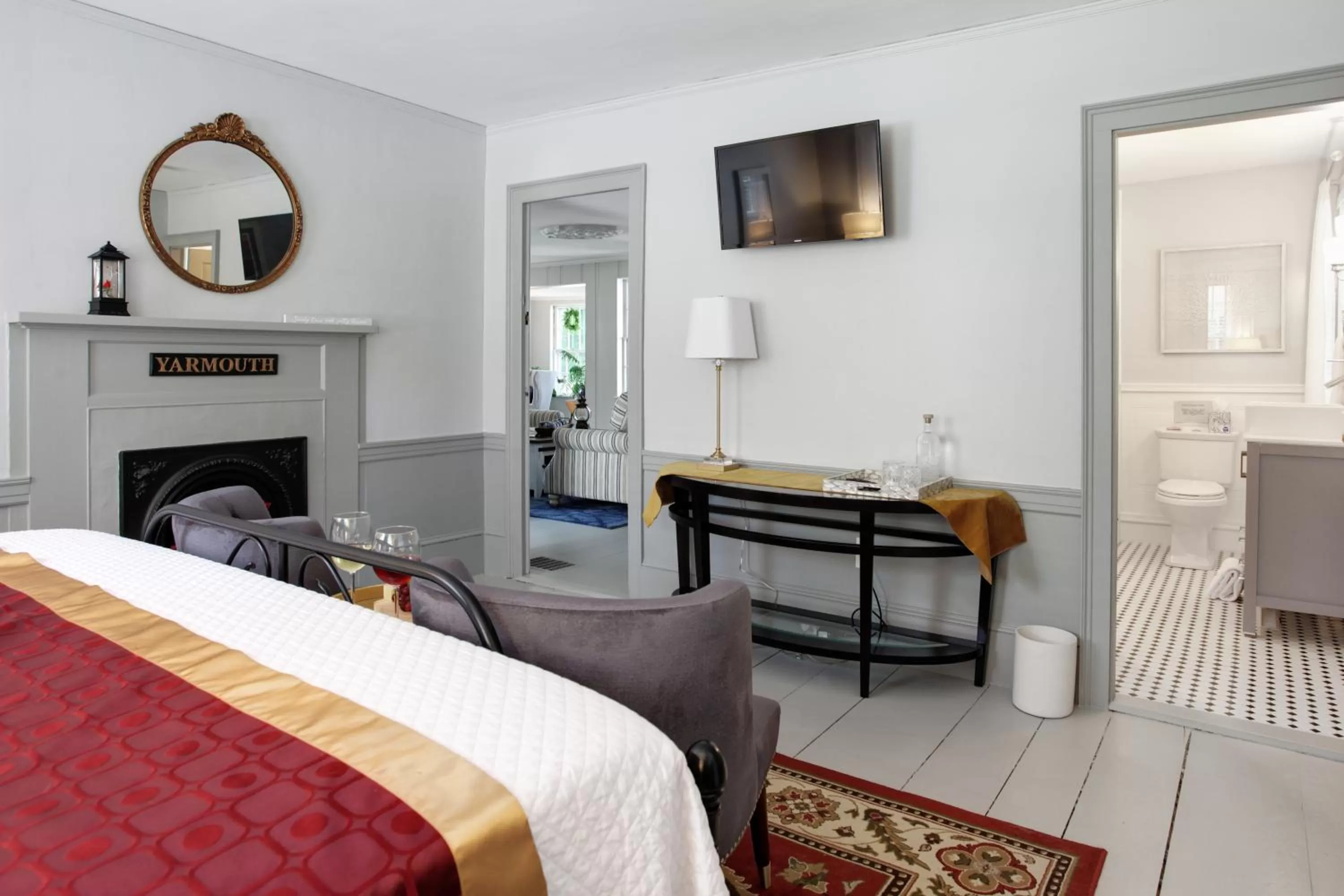 Photo of the whole room, Bed in Inn On Main