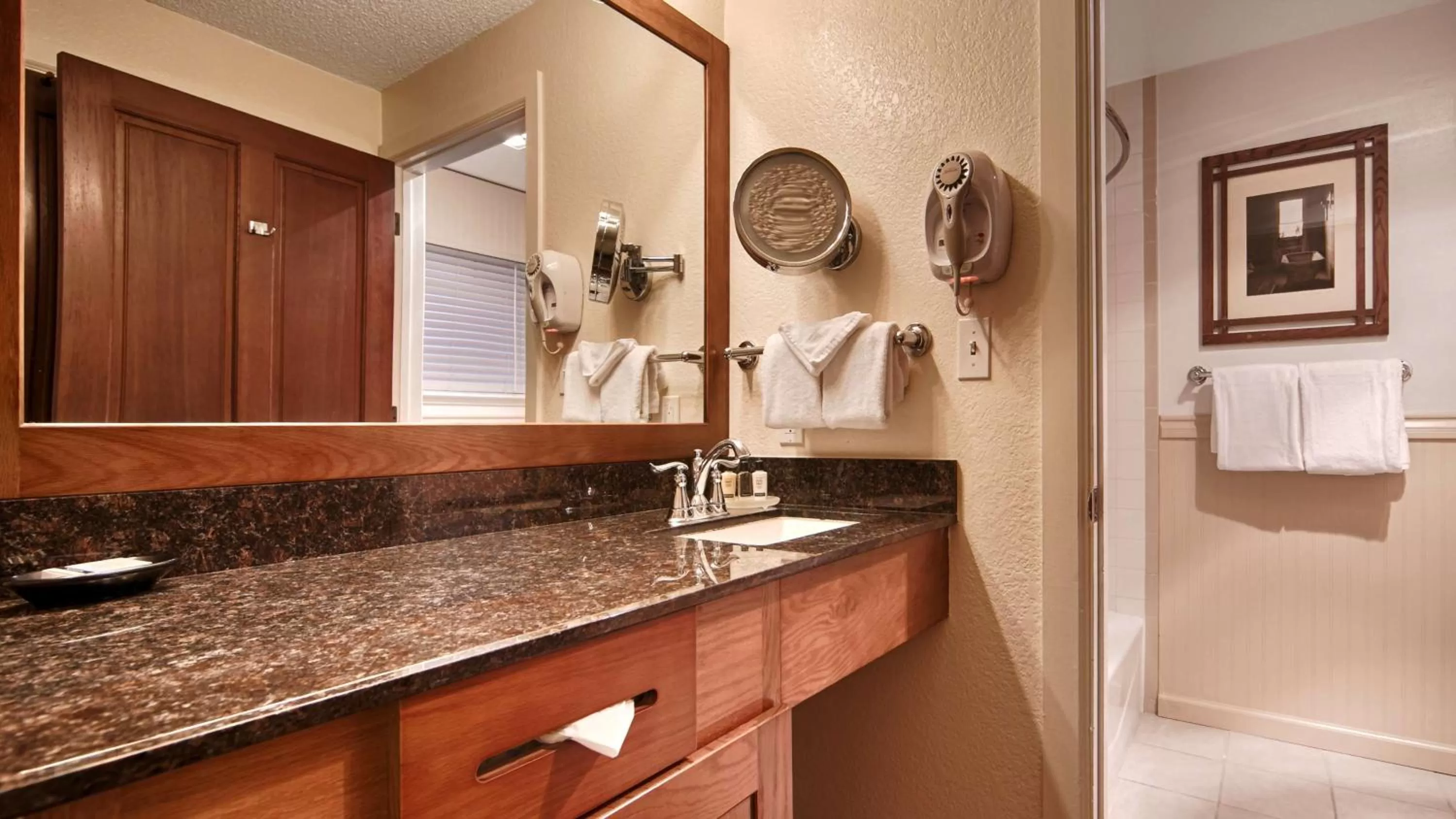 King Room with Balcony or Patio in Best Western Sonoma Valley Inn & Krug Event Center