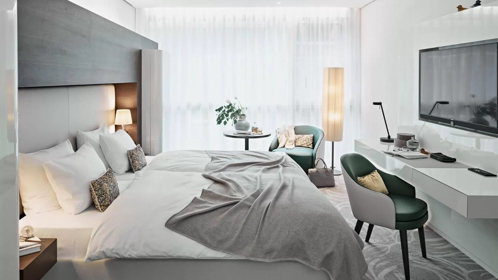 Photo of the whole room, Bed in SIDE, Hamburg, a Member of Design Hotels