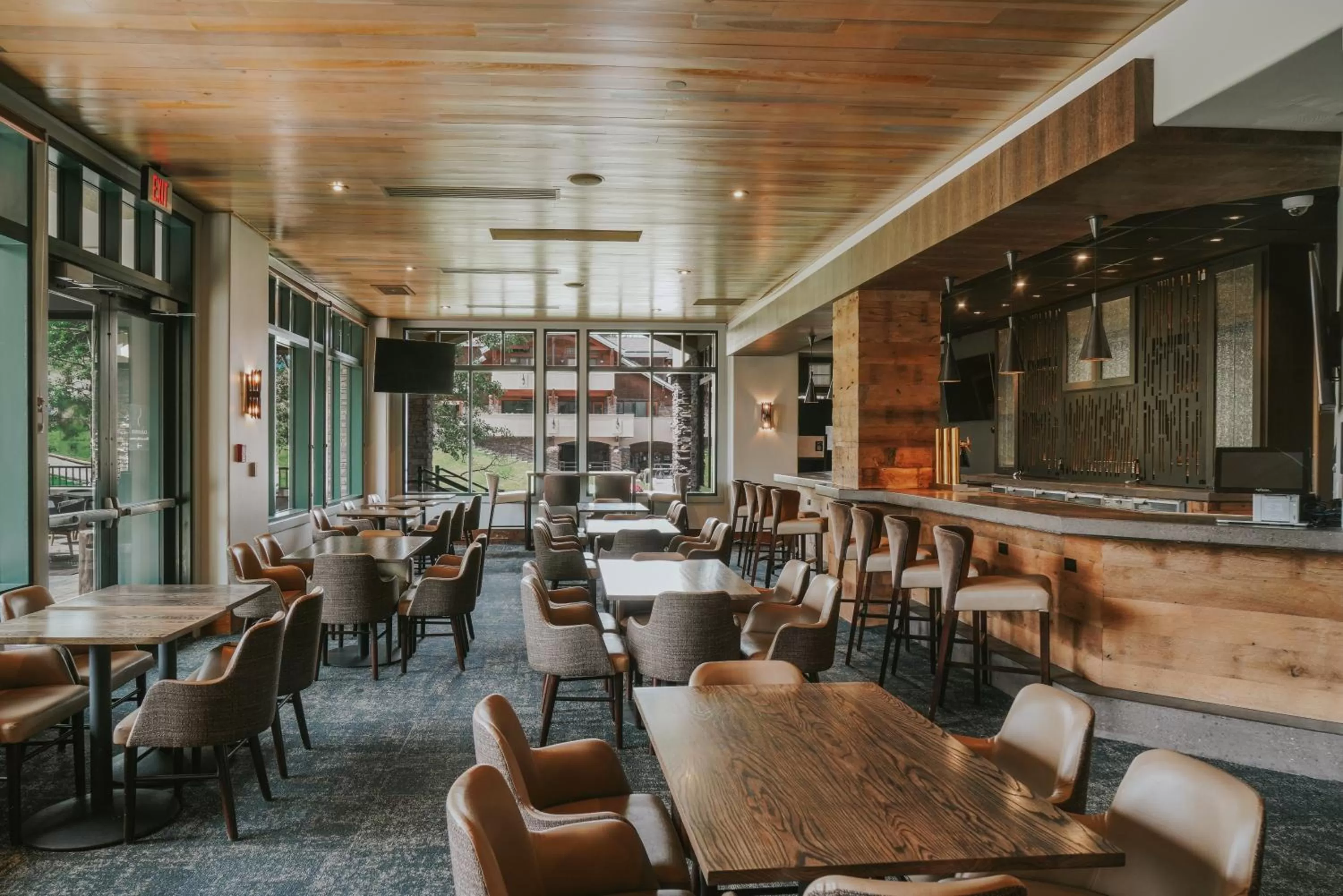 Lounge or bar in Summit Hotel at Big Sky Resort